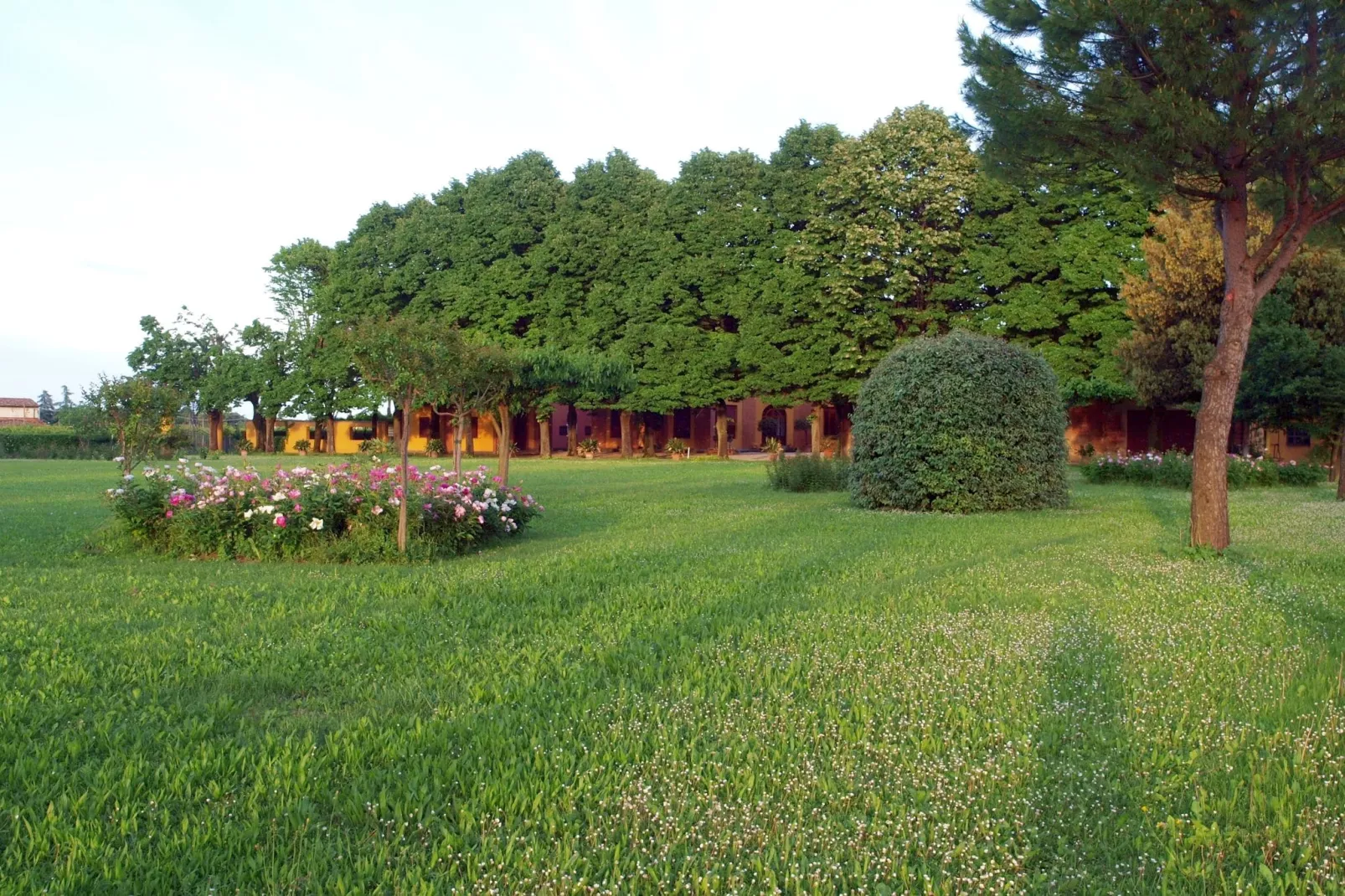 Villa La Commenda Nove-Gardens summer