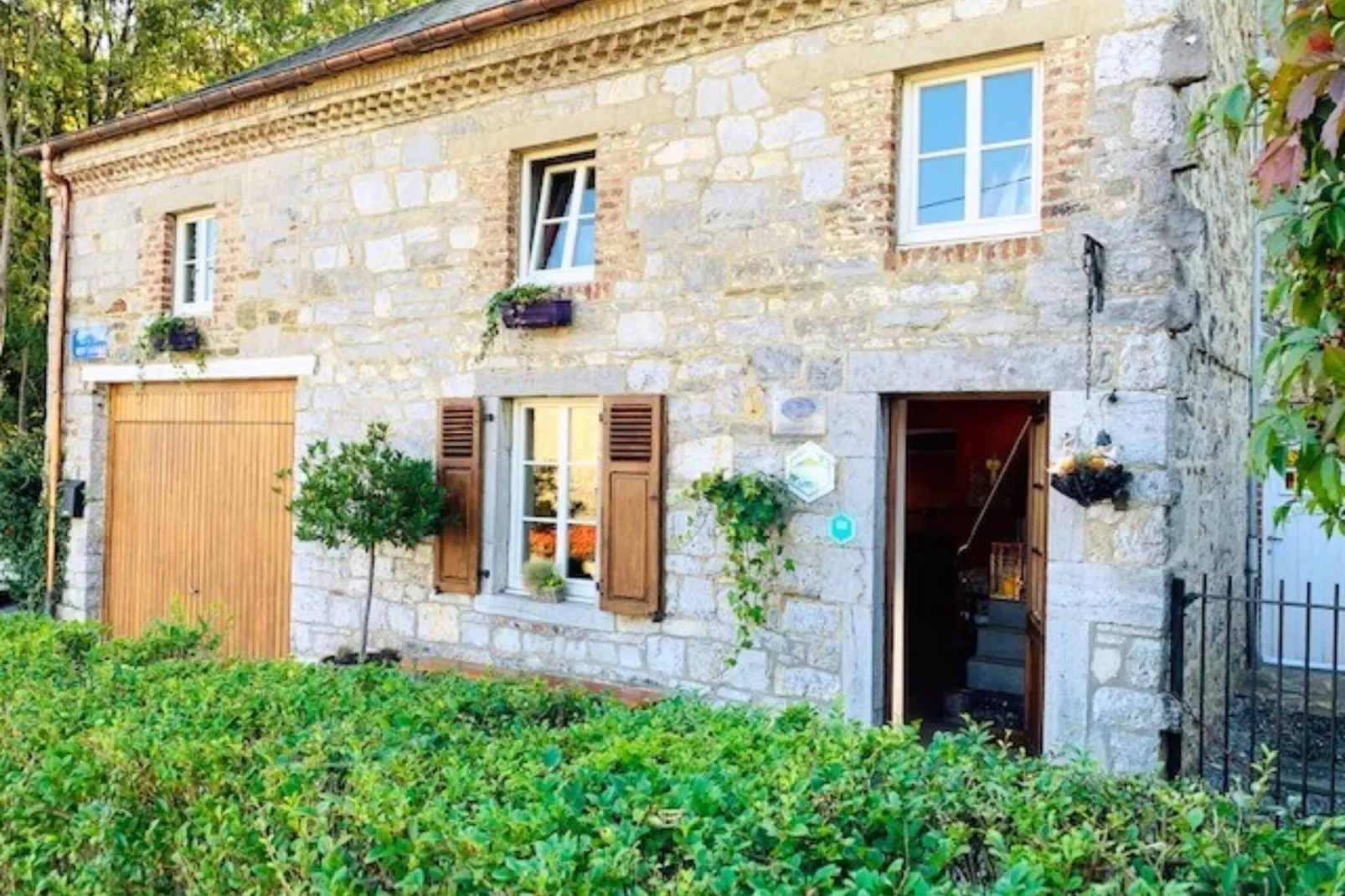 Les Matins Clairs-Exterior summer