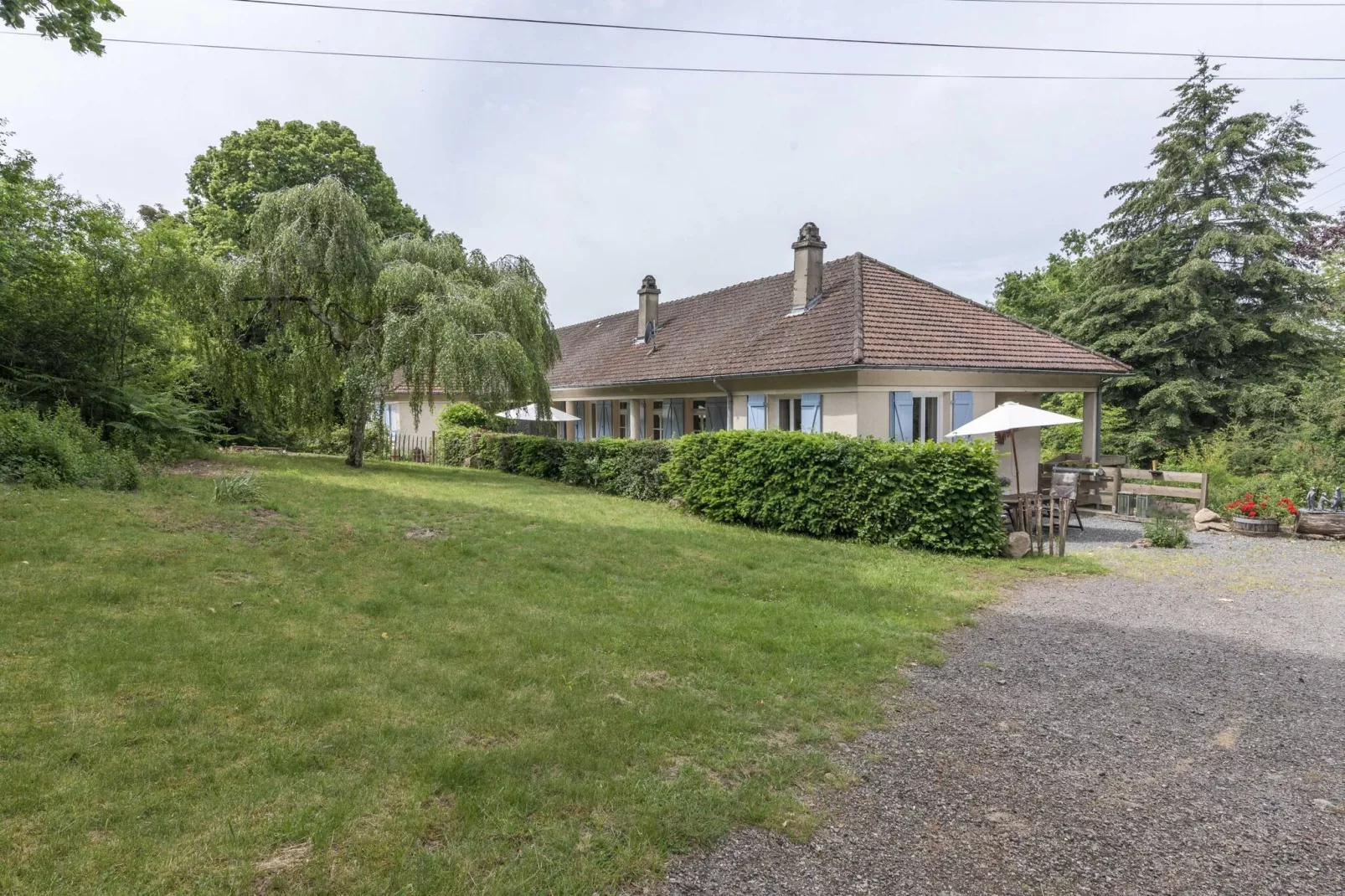 Le Bon Sentiment-Exterior summer
