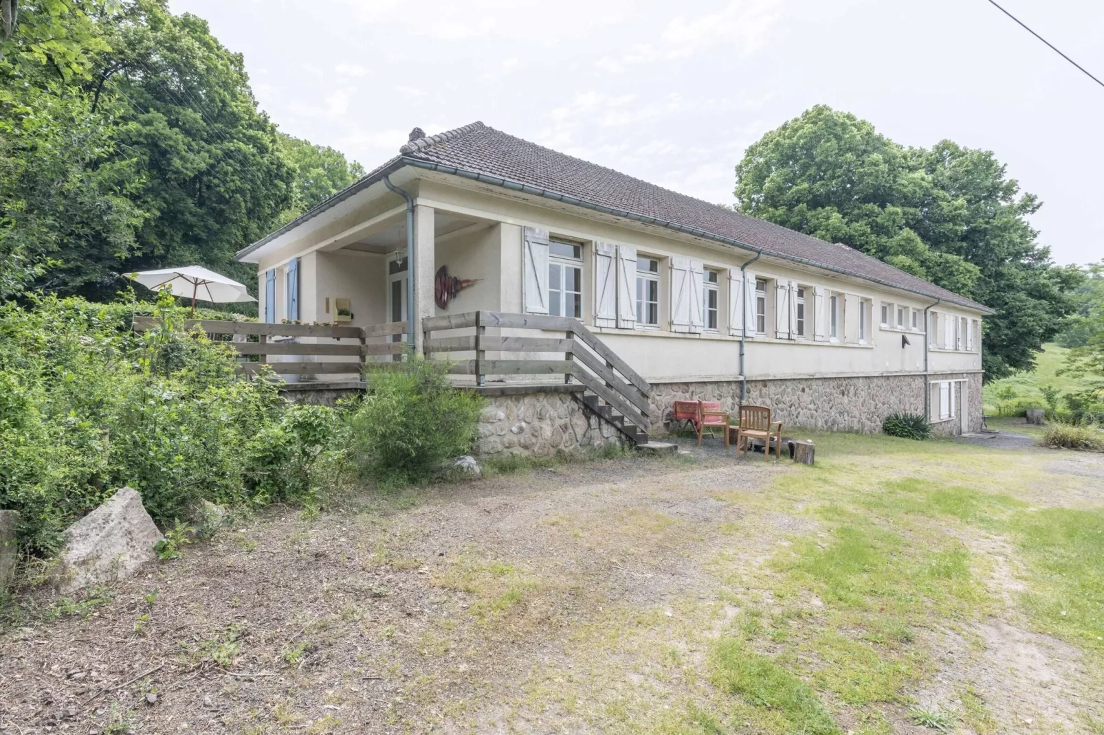 Le Bon Sentiment-Exterior summer