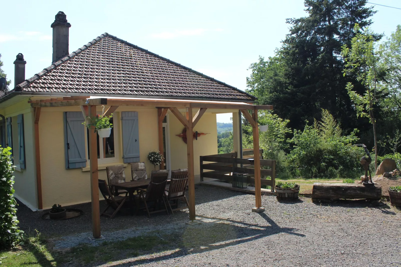 Le Bon Sentiment-Exterior summer