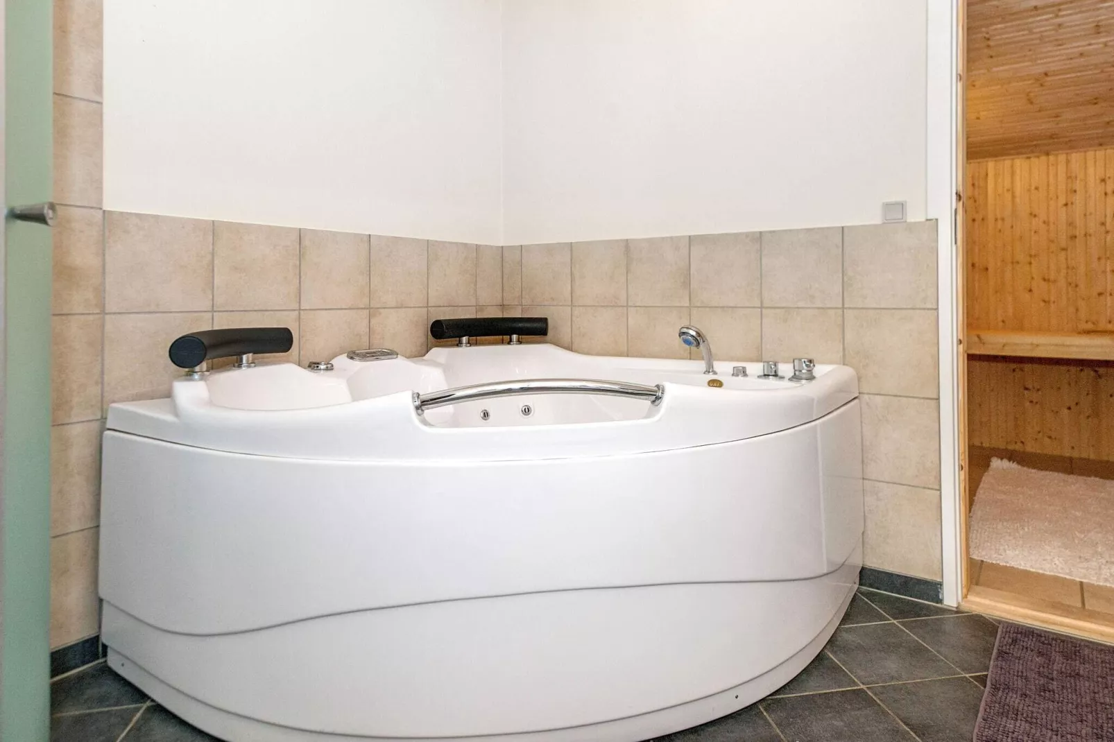 6 Personen Ferienhaus in Augustenborg-Wellnessbereich