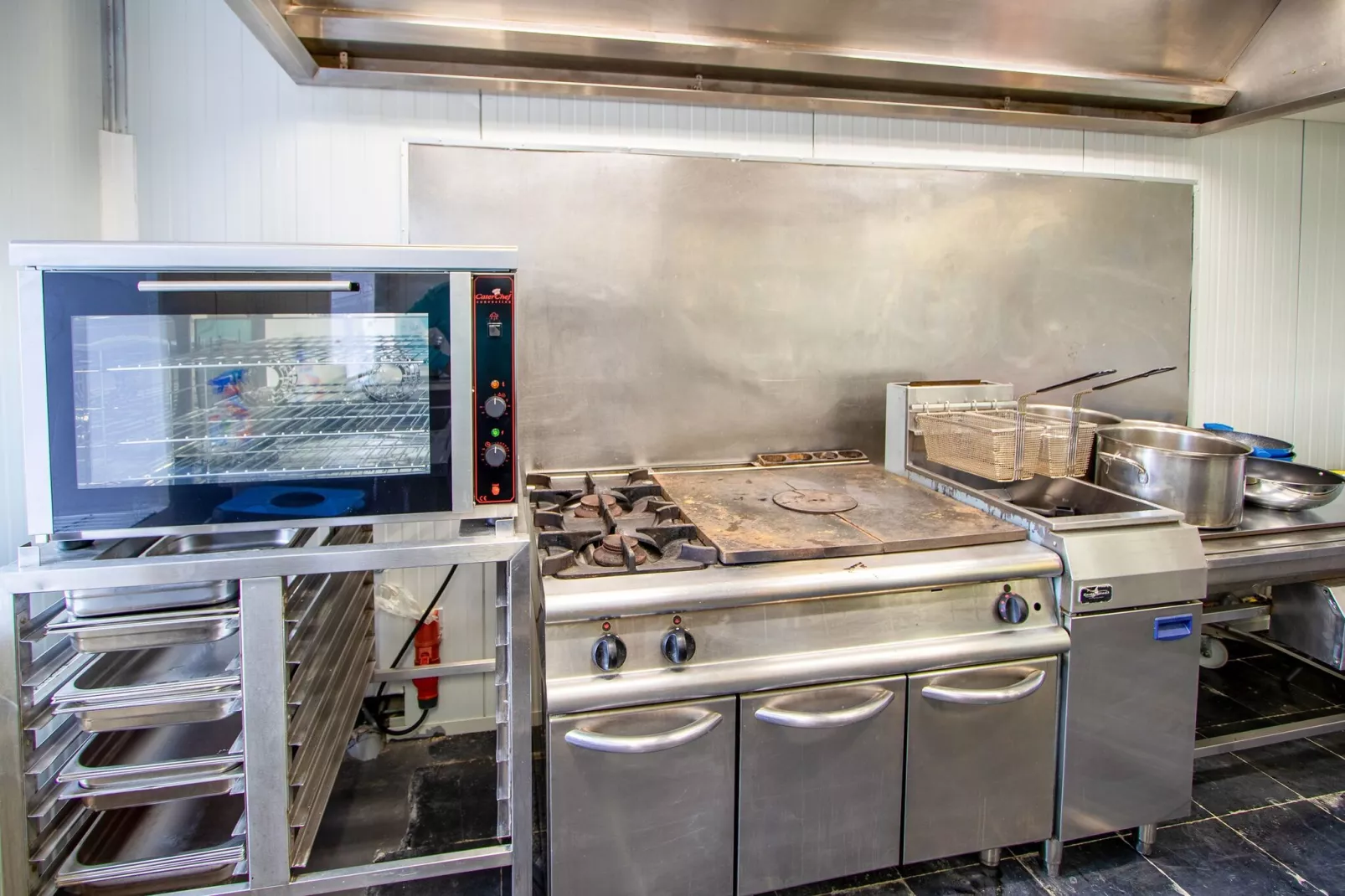 Château de Goyet 40 p-Kitchen