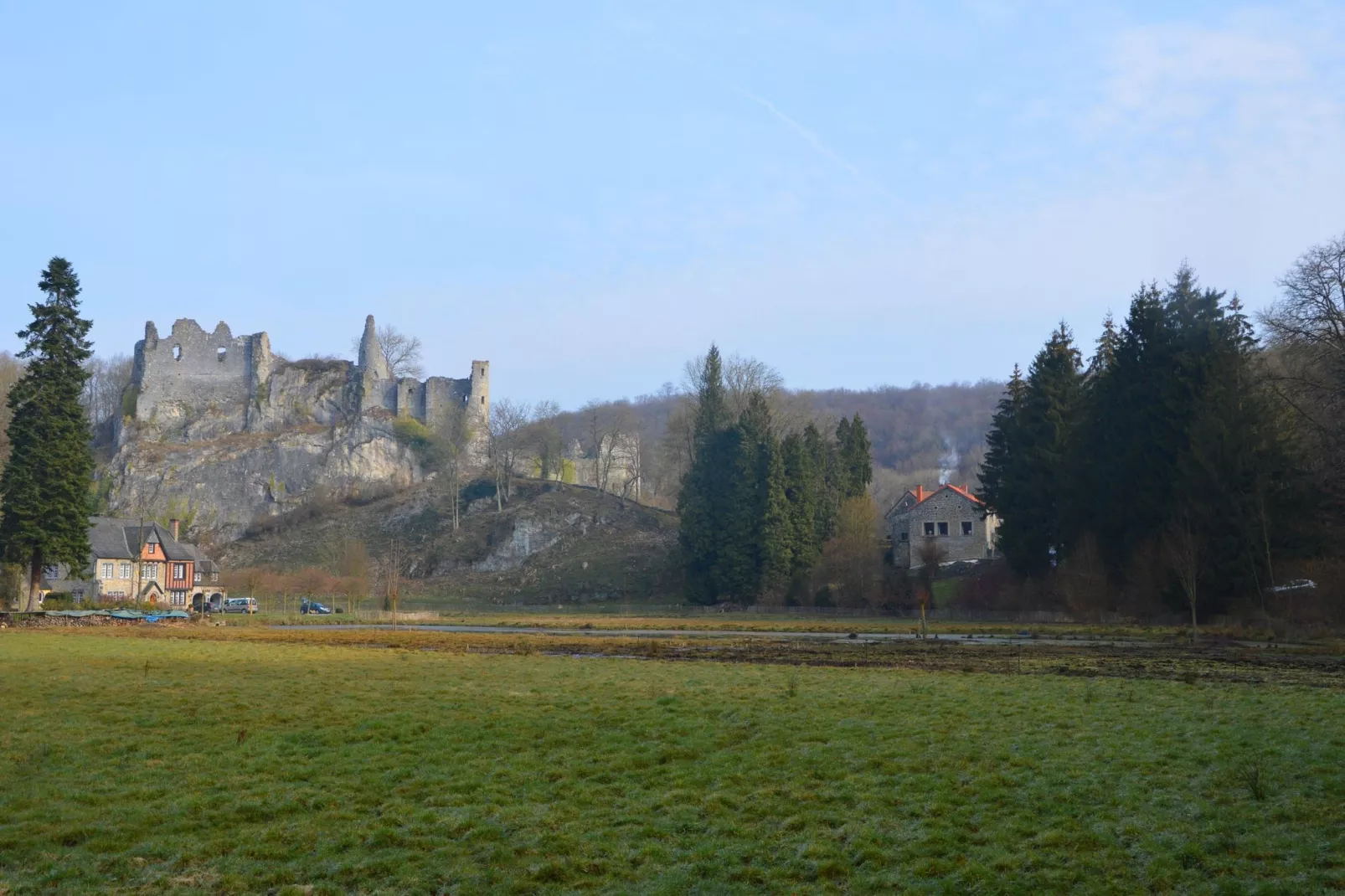 Vue sur le Chateau de Montaigle-Außenbereich Sommer