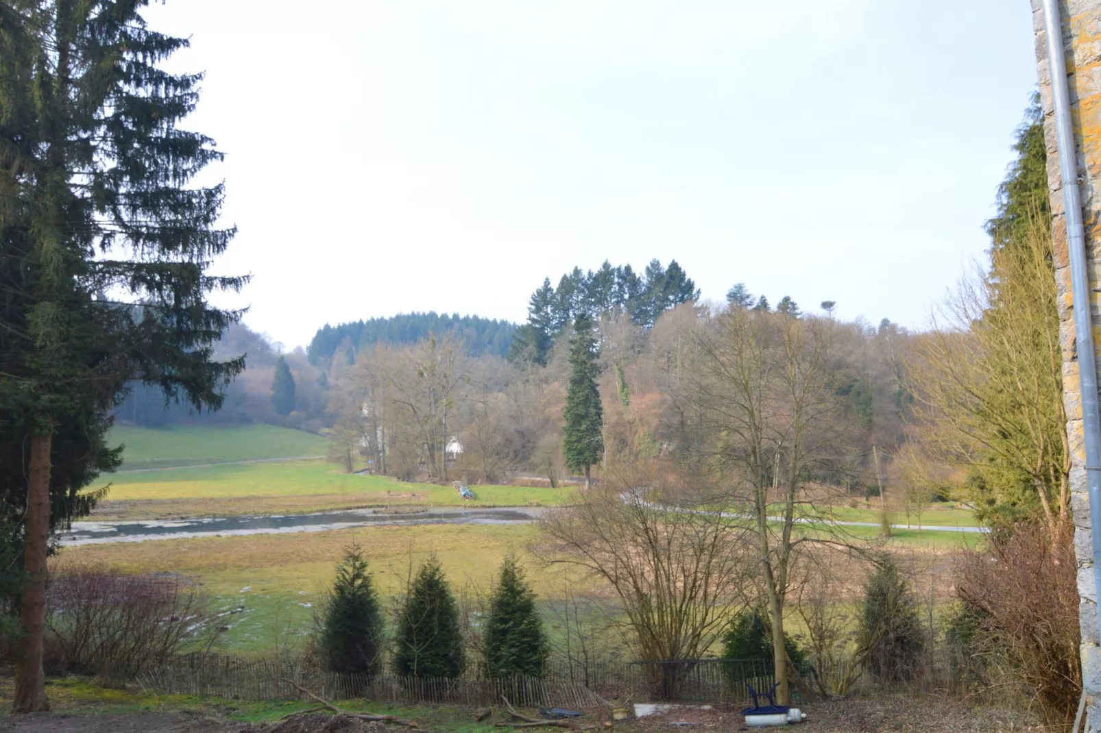 Vue sur le Chateau de Montaigle-Aussicht Sommer