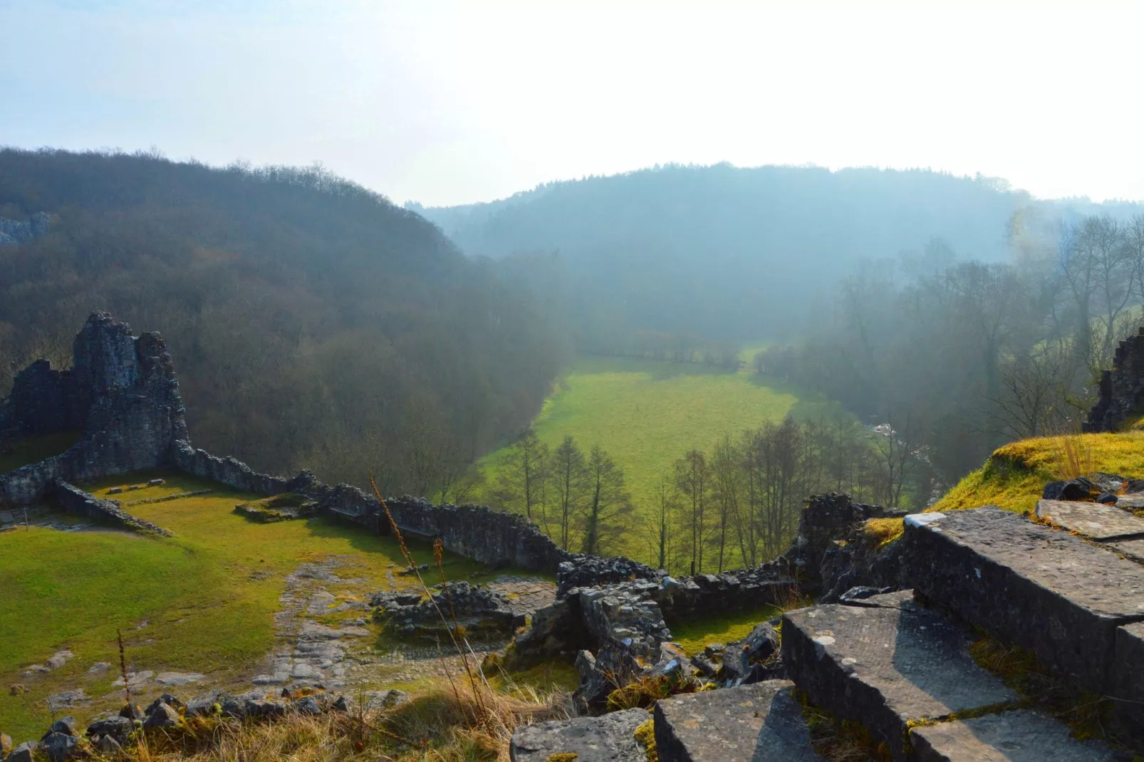 Vue sur le Chateau de Montaigle-Gebiete Sommer 1 km