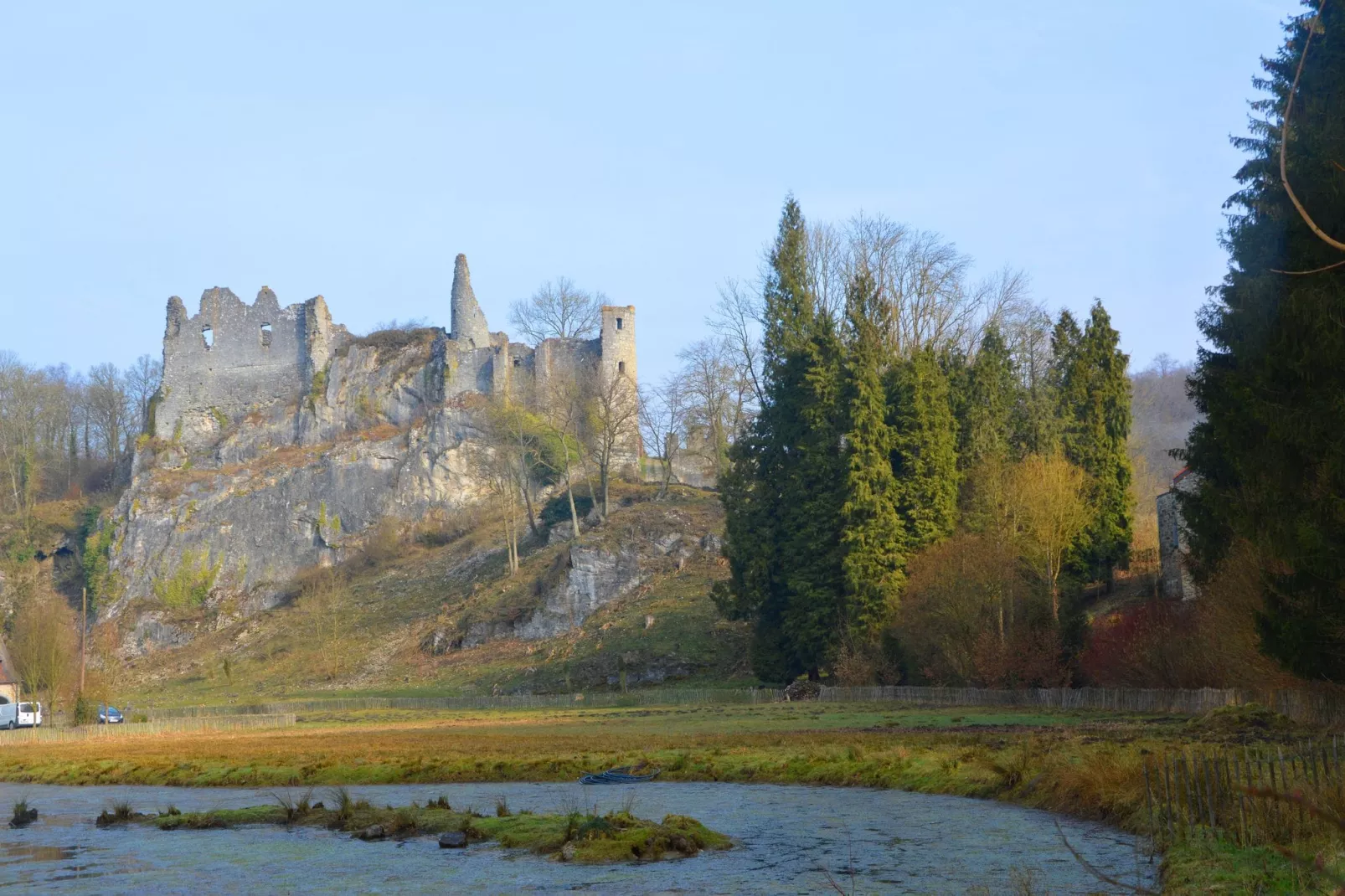 Vue sur le Chateau de Montaigle-Gebiete Sommer 1 km