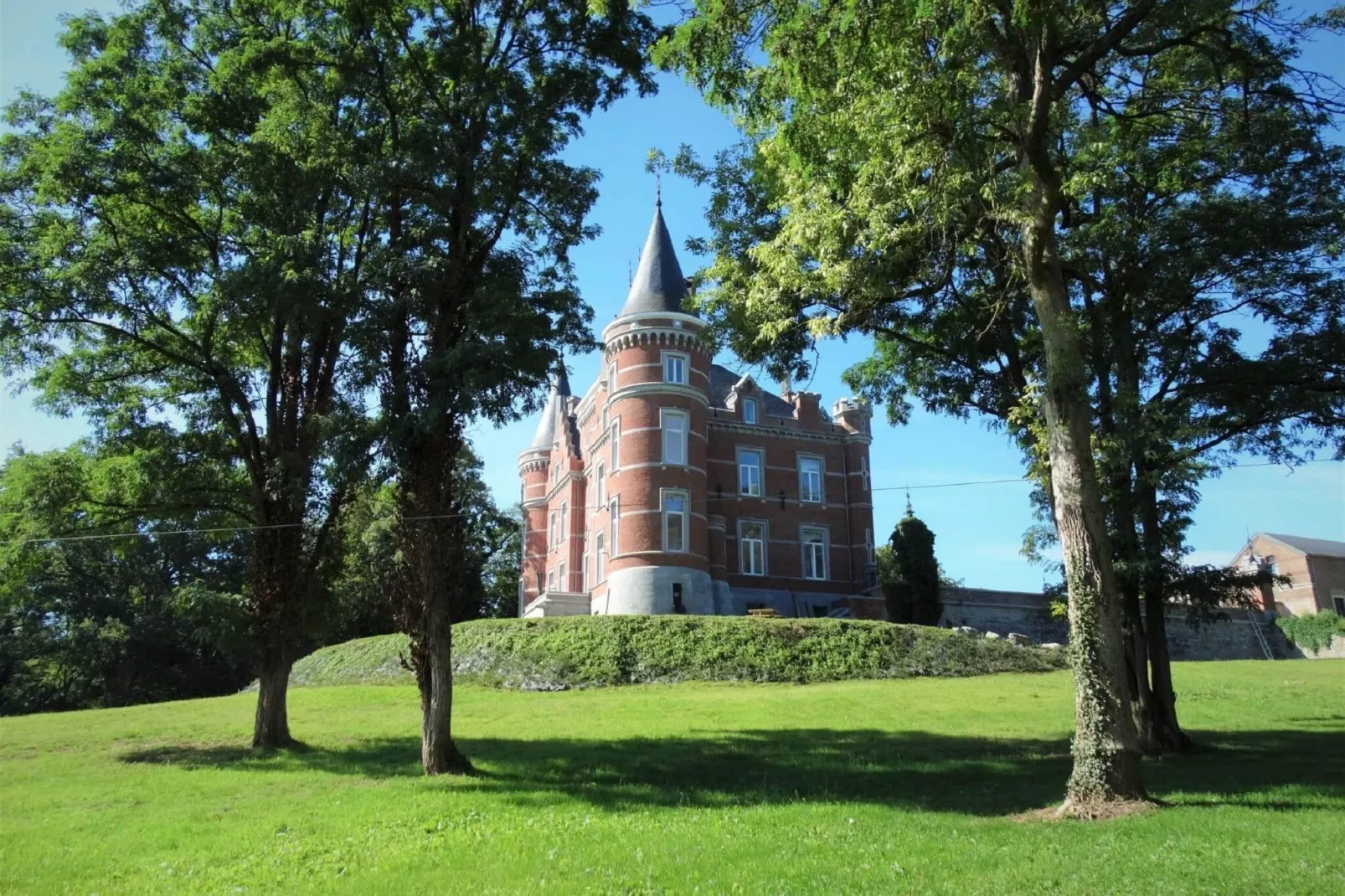 Château de Goyet 40 p-Gardens summer