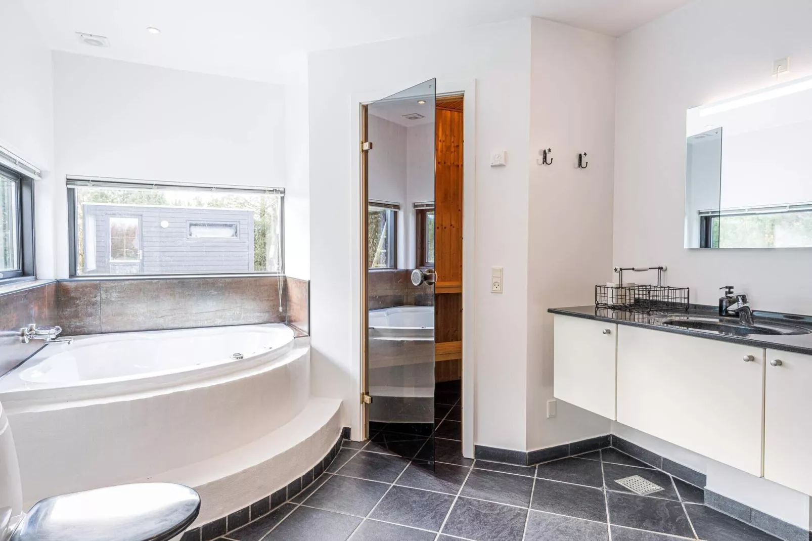 6 Personen Ferienhaus in Hemmet-Wellnessbereich