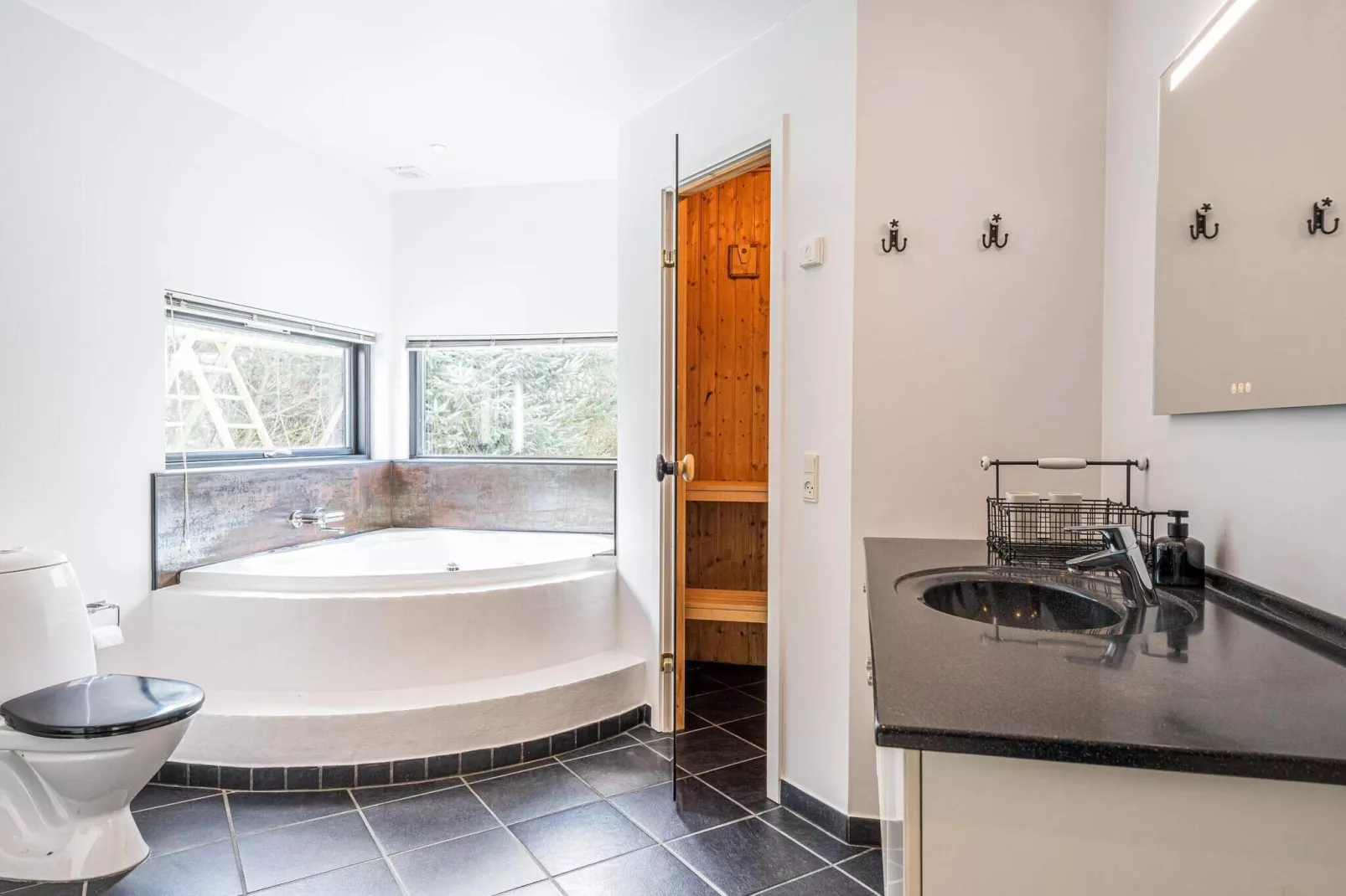 6 Personen Ferienhaus in Hemmet-Wellnessbereich