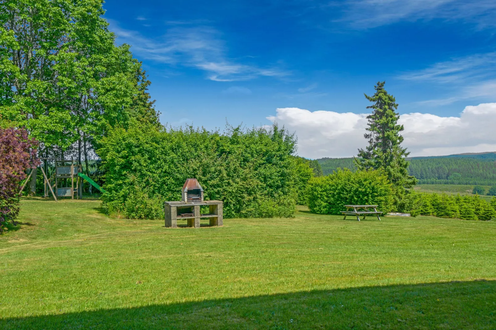 Charme des Chenets-Gardens summer