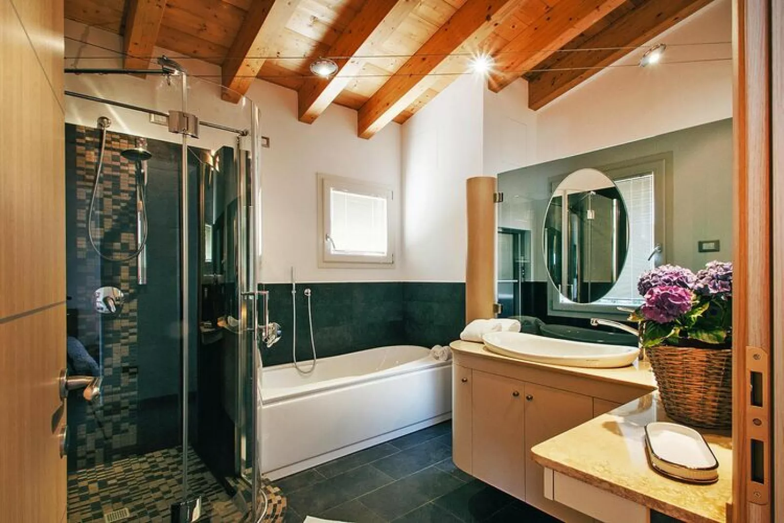Holiday home Residence Nautic Resort San Carlo Gargnano-Villa Ortensia-Bathroom
