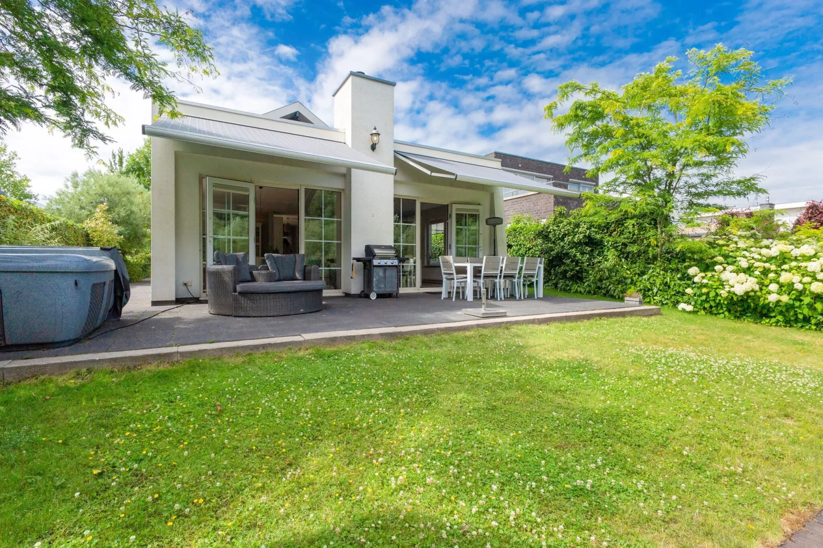 Luxe vakantievilla Harderwijk 221 met bubbelbad en eigen aanlegsteiger-Exterior summer