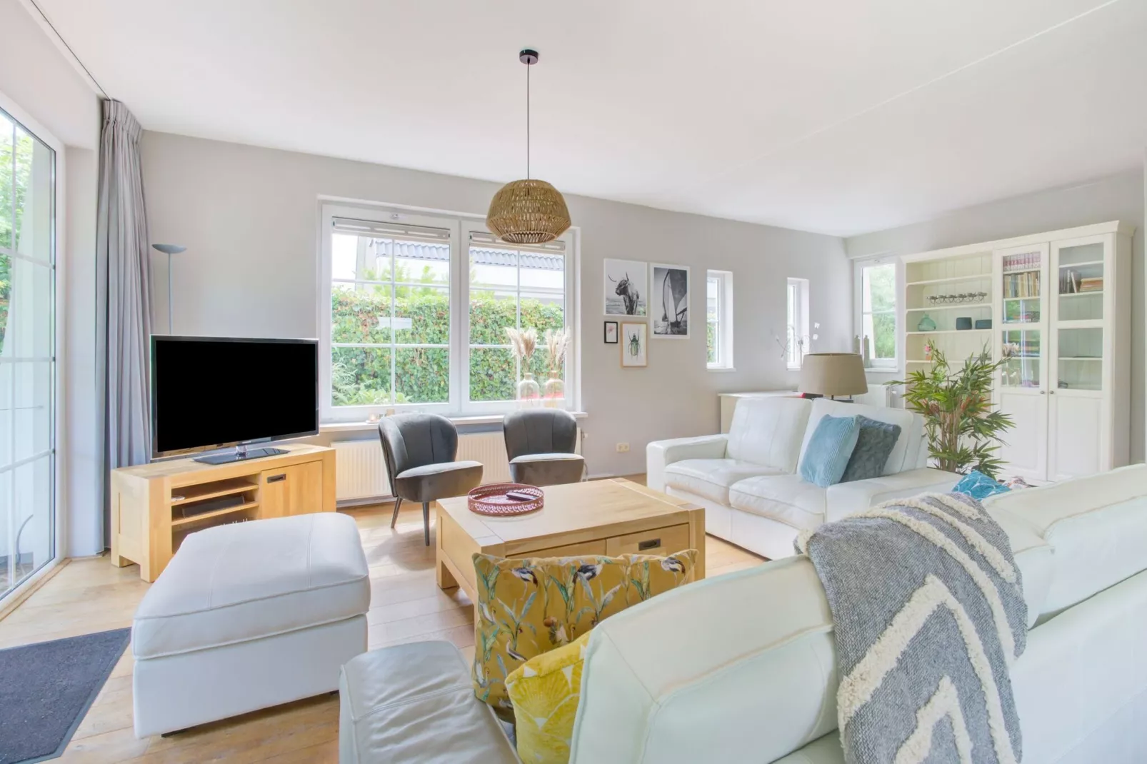 Luxe vakantievilla Harderwijk 221 met bubbelbad en eigen aanlegsteiger-Living room