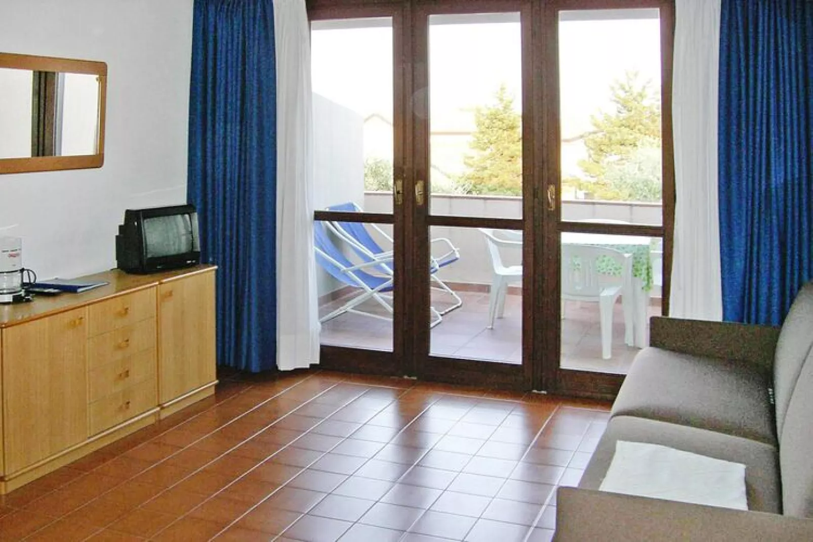 Residence Barbara, Moniga del Garda-2-Raum-App., 1. Etage B2G, ca. 44 qm-Wohnzimmer