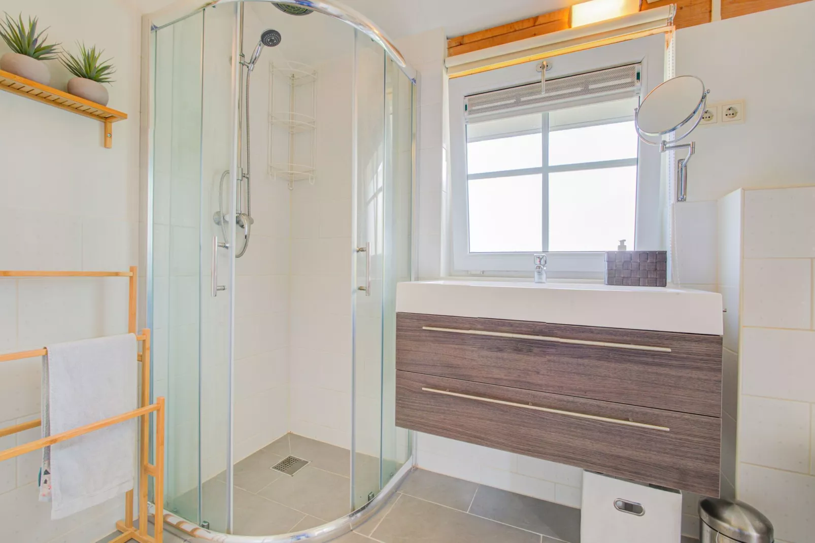 Luxe vakantievilla Harderwijk 221 met bubbelbad en eigen aanlegsteiger-Bathroom