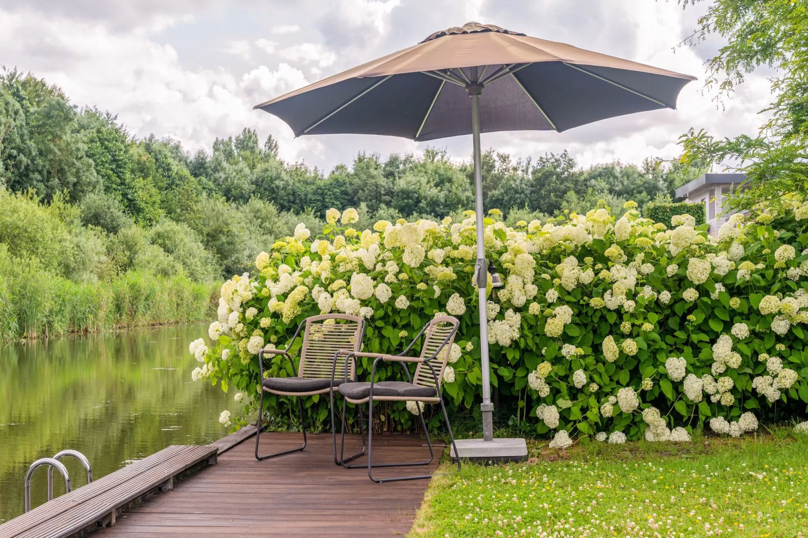 Luxe vakantievilla Harderwijk 221 met bubbelbad en eigen aanlegsteiger-Gardens summer