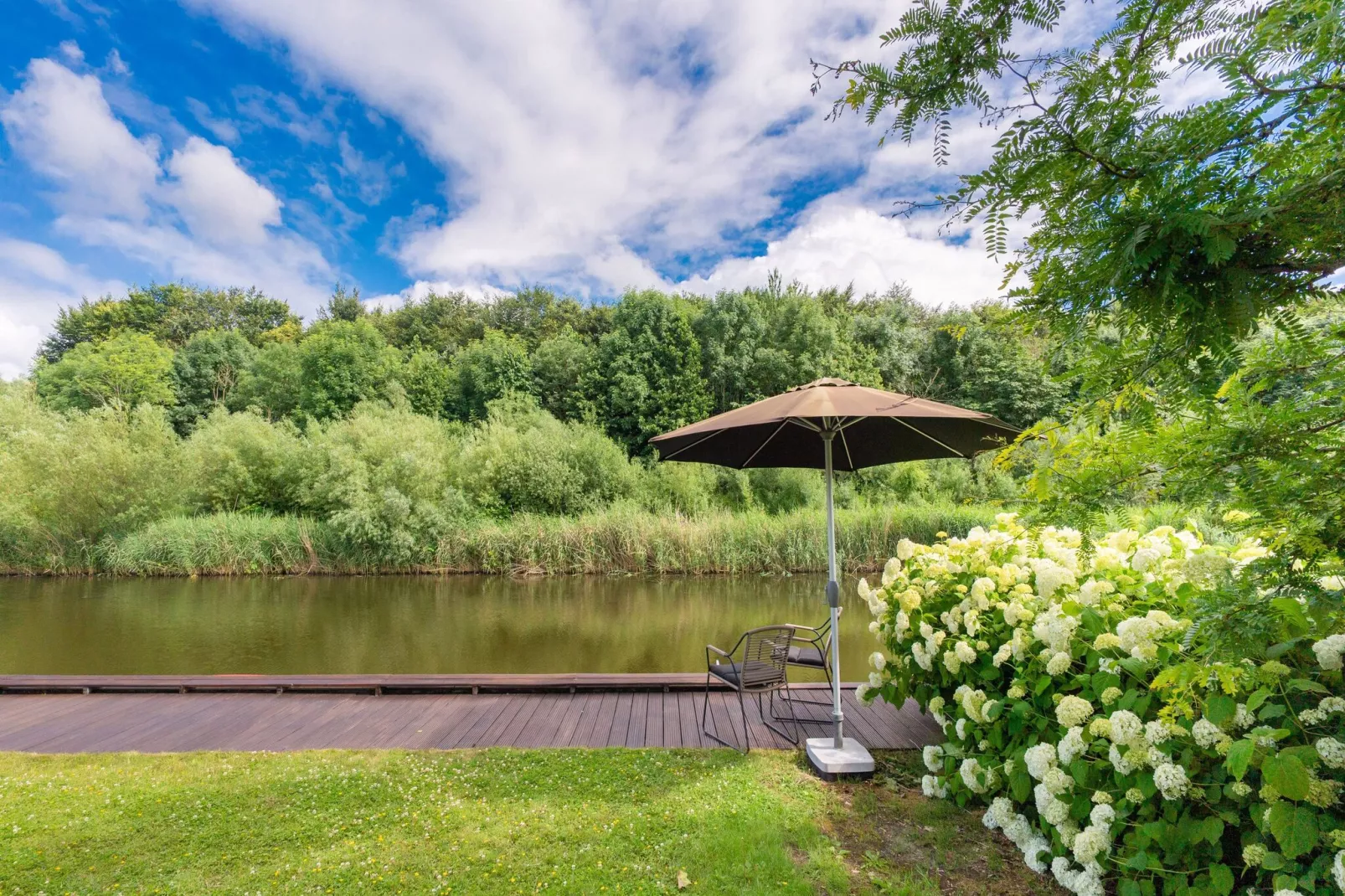 Luxe vakantievilla Harderwijk 221 met bubbelbad en eigen aanlegsteiger-View summer