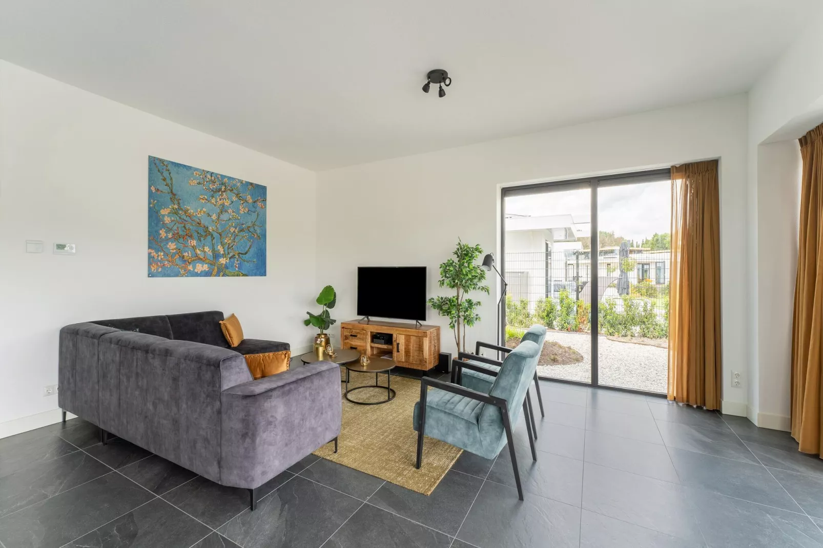 Aurora 584-Living room
