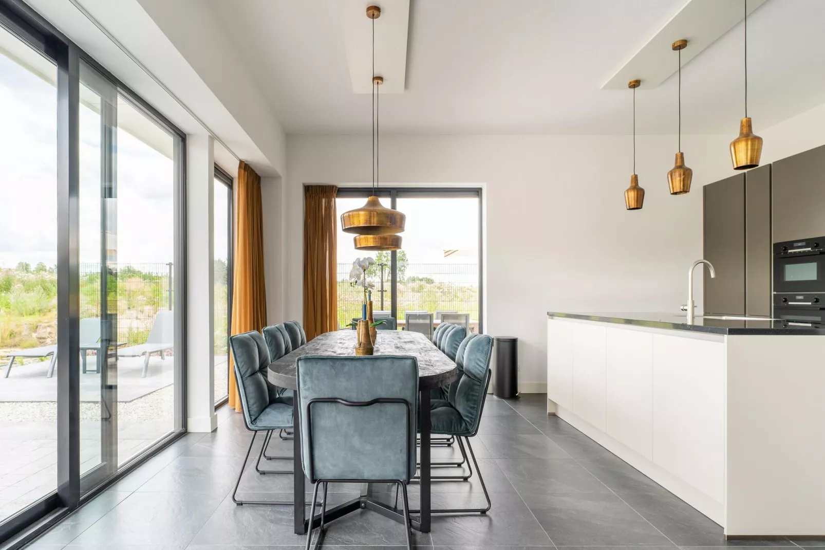 Aurora 584-Dining room