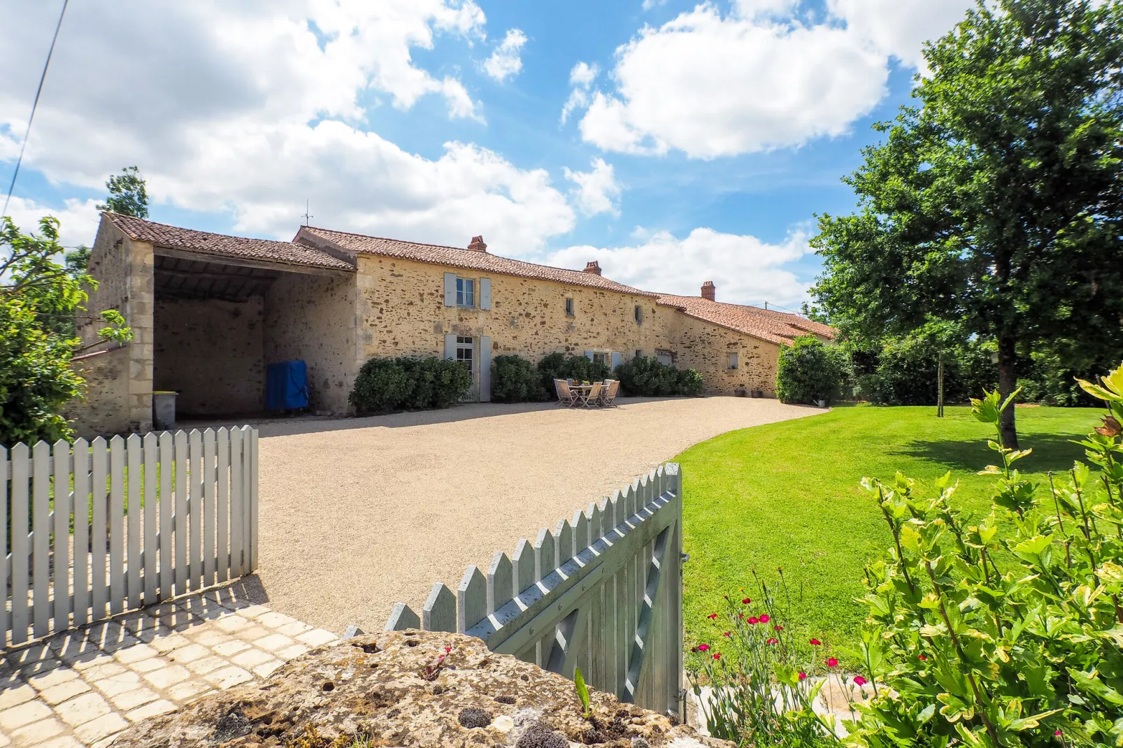 La Tour-Exterior summer