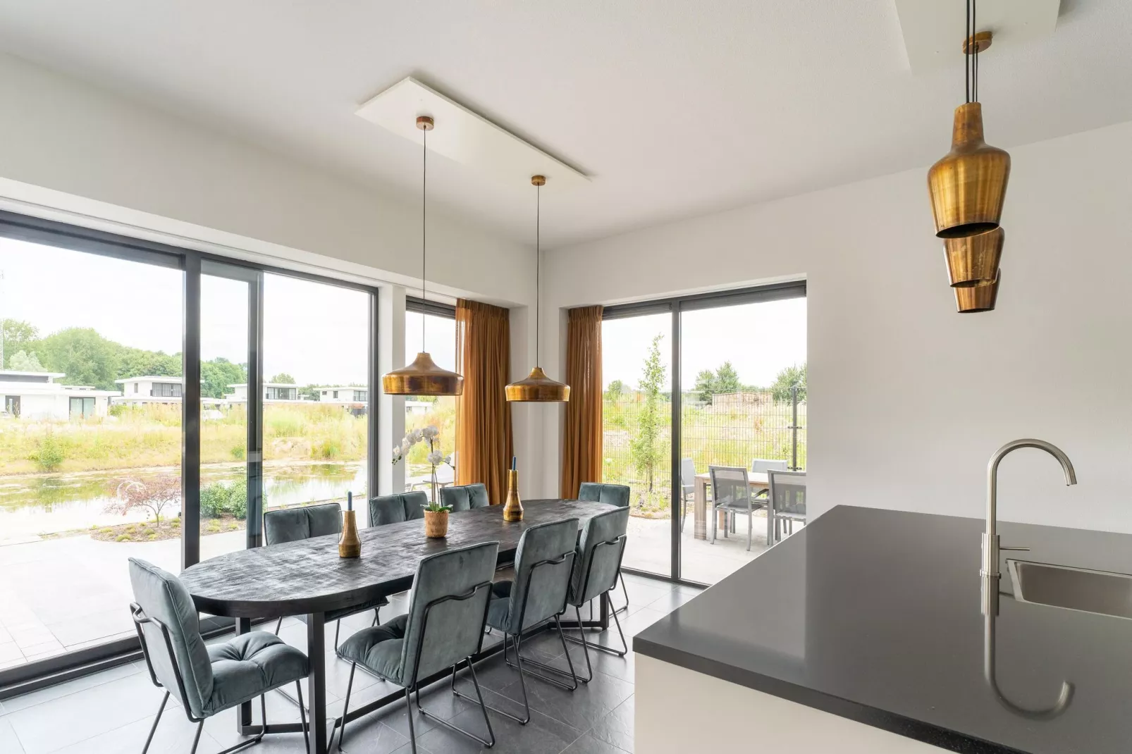 Aurora 584-Dining room