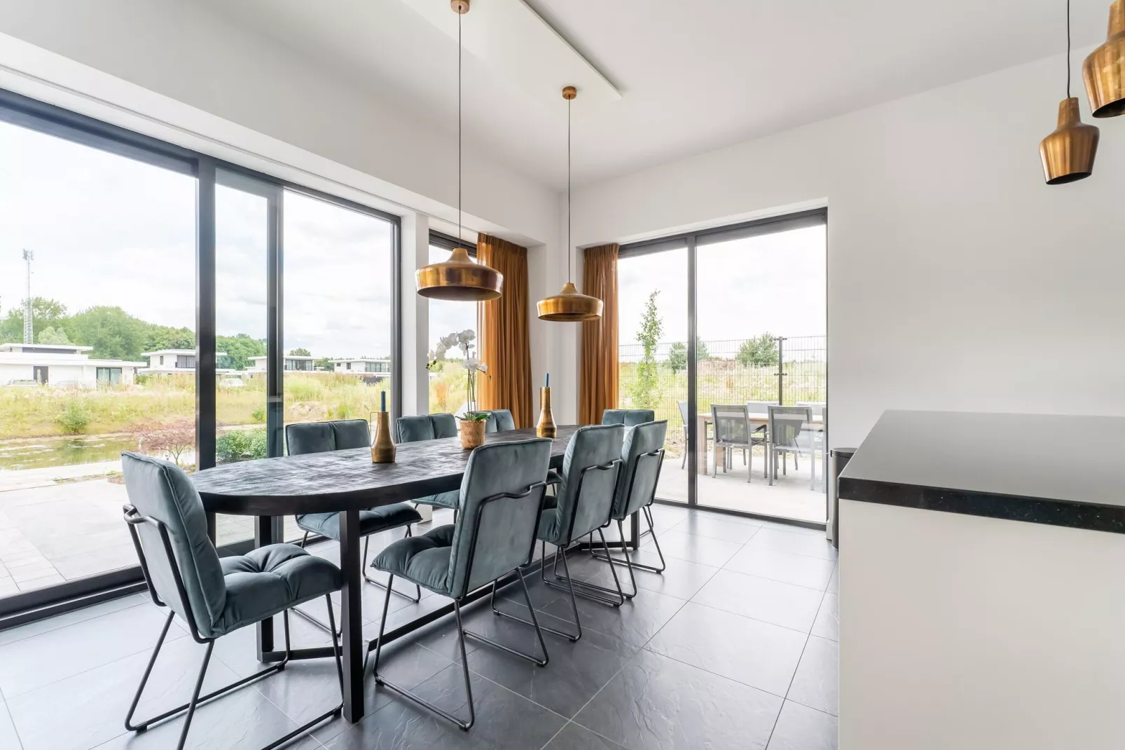 Aurora 584-Dining room