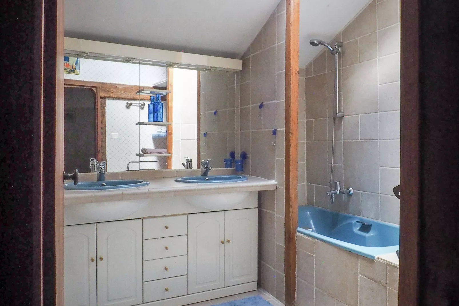 La Tour-Bathroom