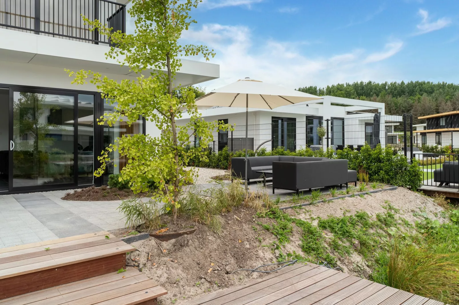 Aurora 584-Exterior summer