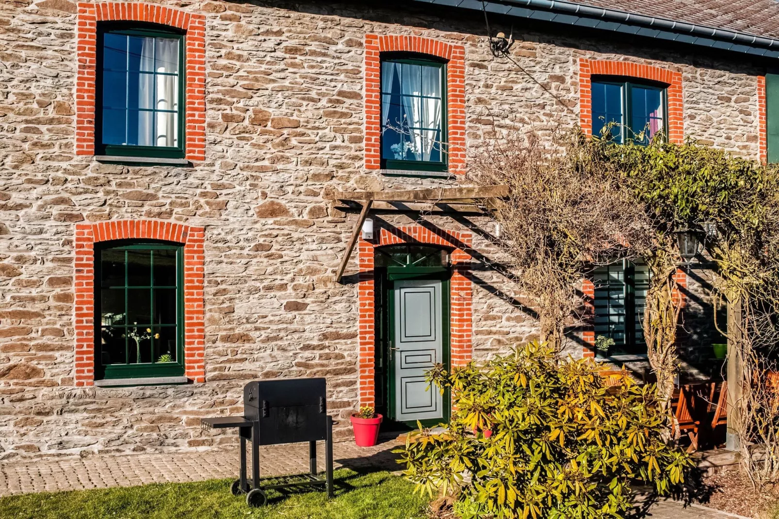 Chez Cyrille-Exterior summer