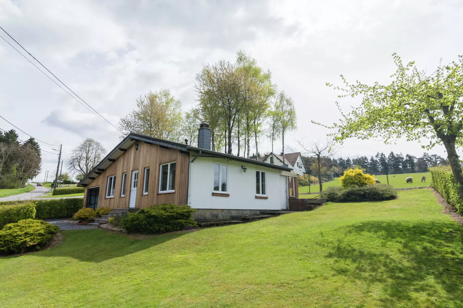 Chalet de la Vallée-Exterior summer