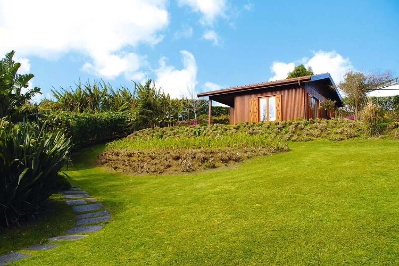 Holiday homes Quinta dos Curubás Vila Franca do Campo // Bungalow T1-Exterior summer