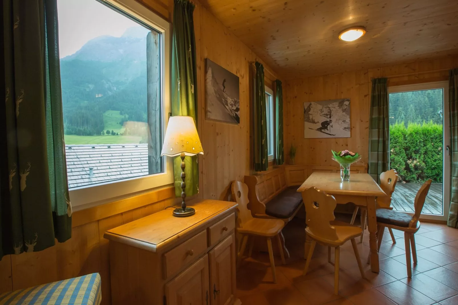 Alpendorf Dachstein West 3-Dining room
