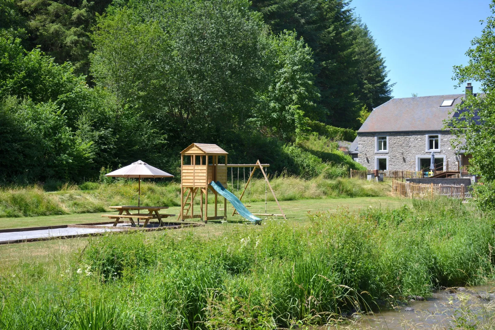Gîte du Moulin-Gardens summer