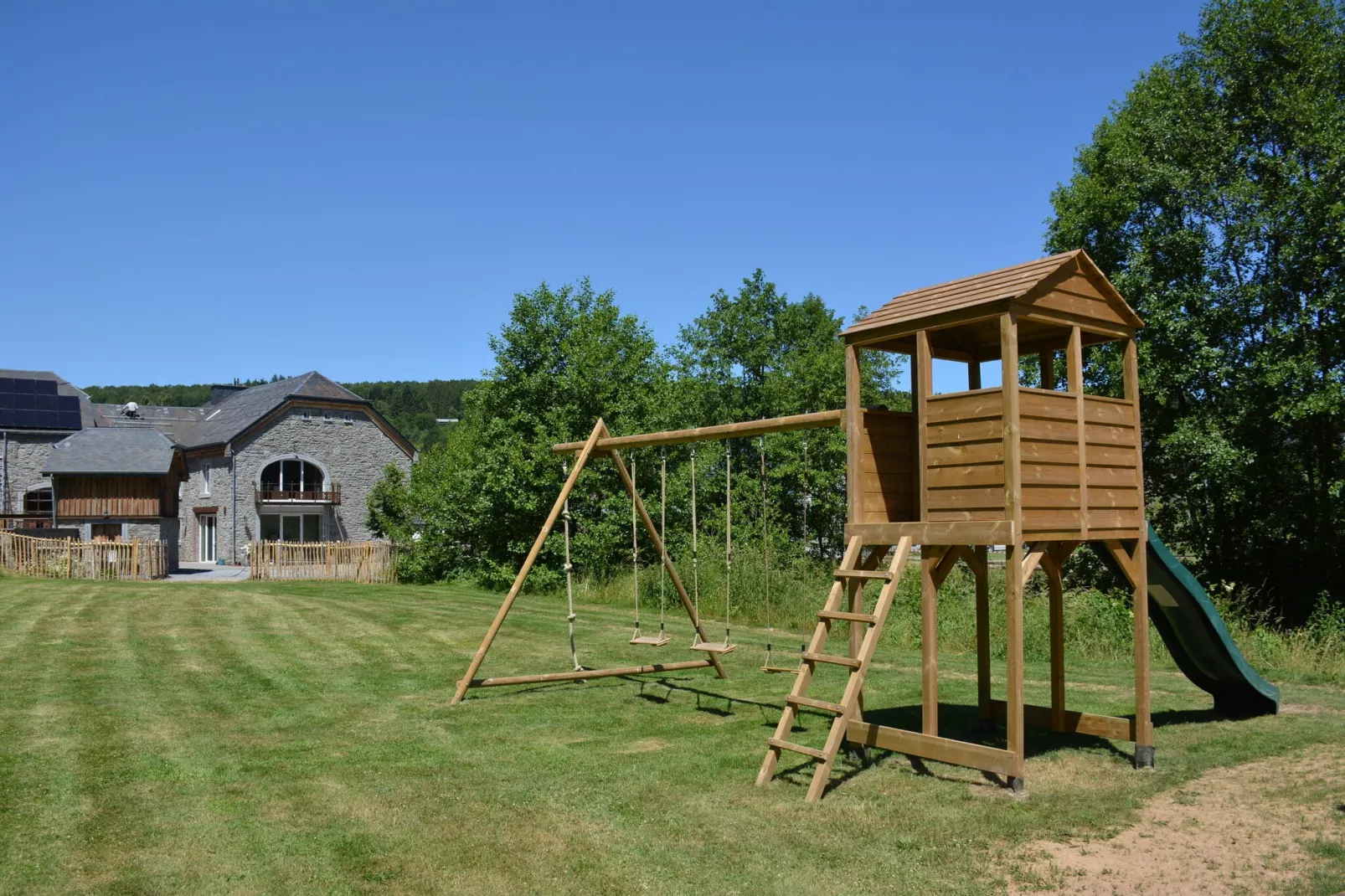 Gîte du Moulin-Gardens summer