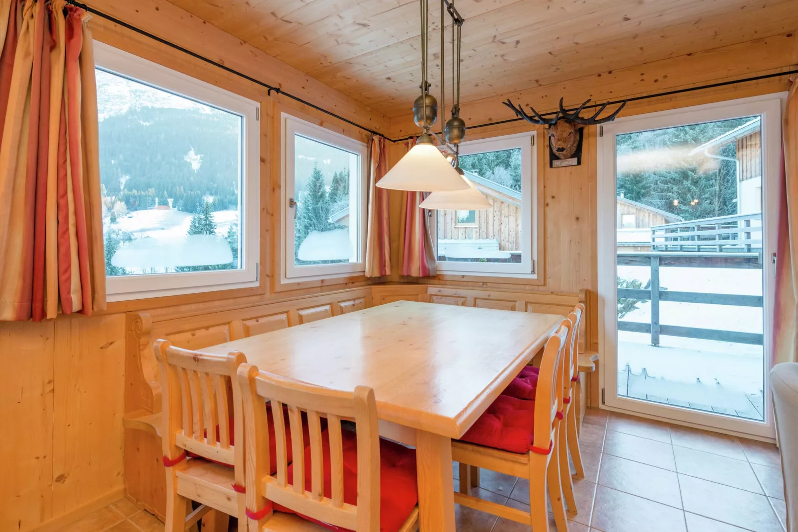 Alpendorf Dachstein West 4-Dining room
