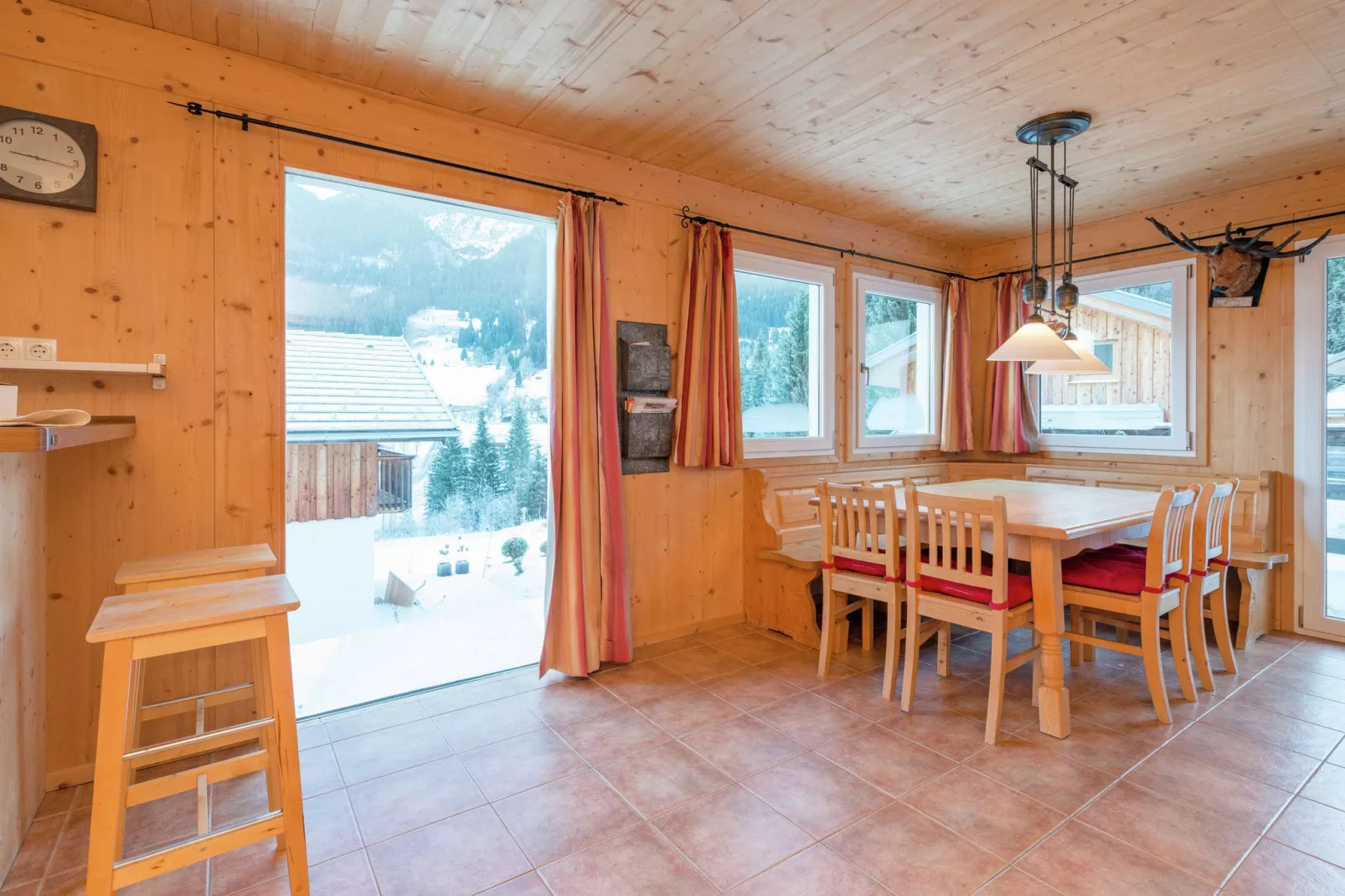 Alpendorf Dachstein West 4-Dining room