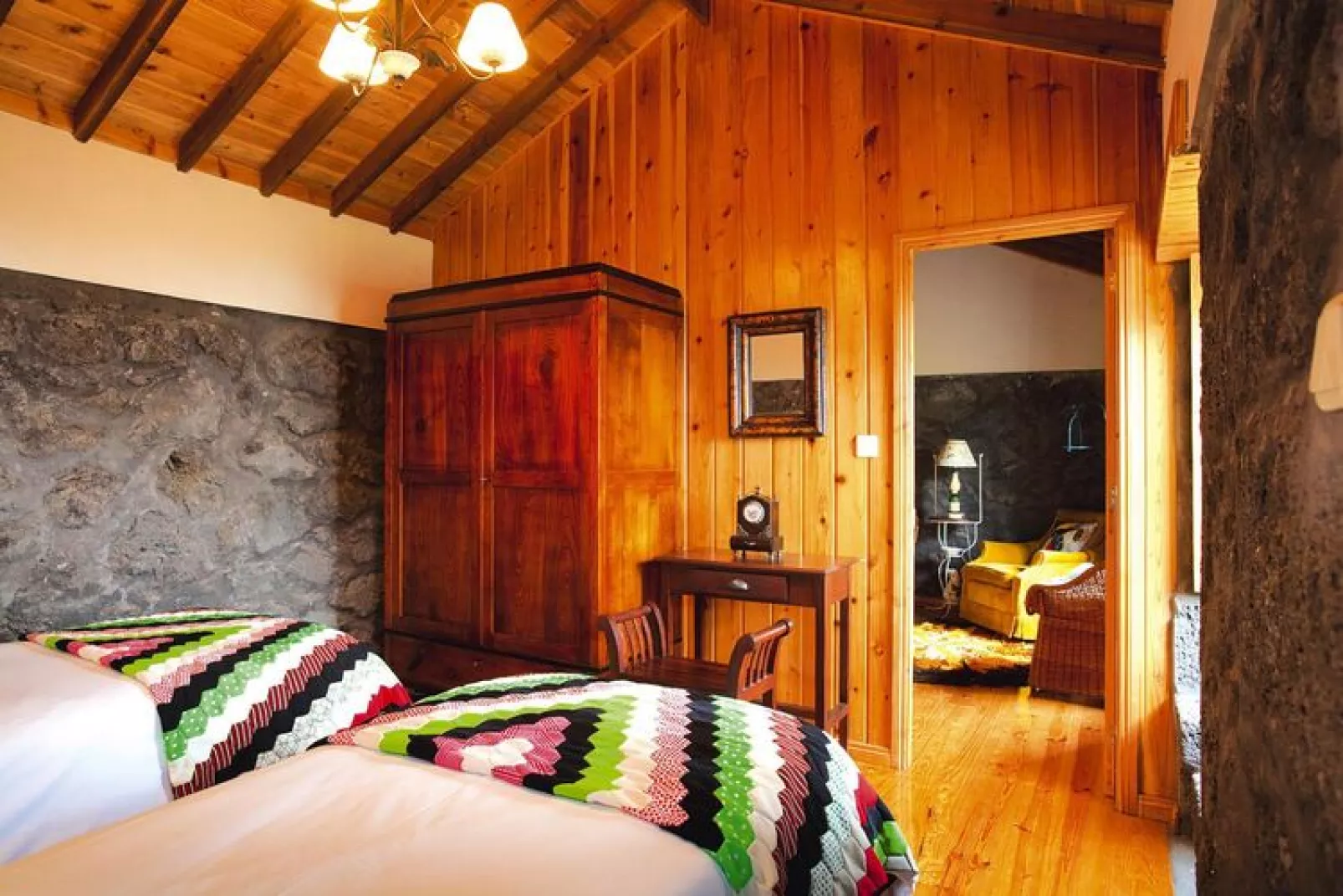 Ferienhäuser Adegas do Pico in Prainha // Adega T2 / 70-90m2 / vineyard or countryside-Living room