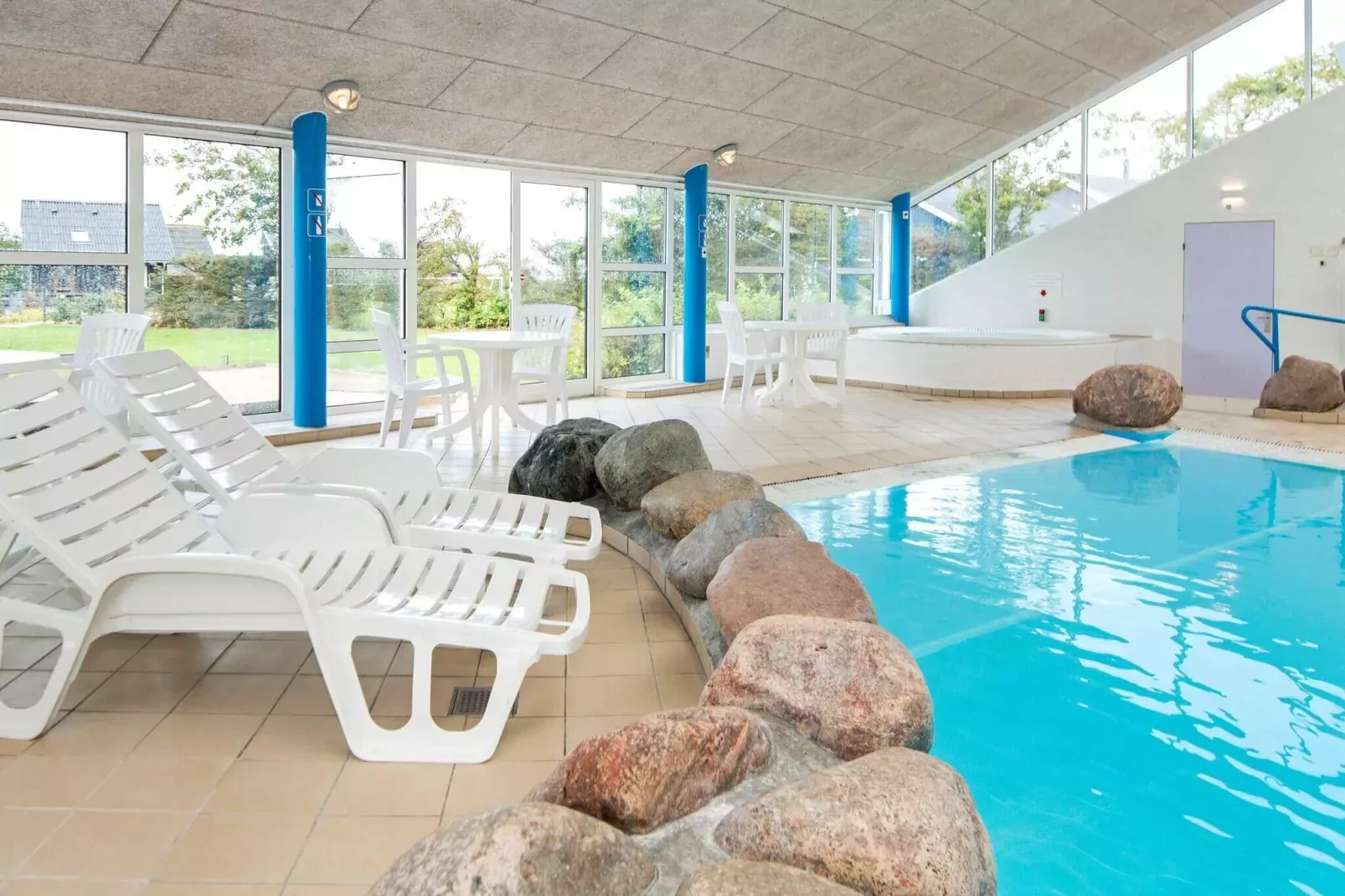 3 room,2 levels,dishwasher.,Premium-Schwimmbad
