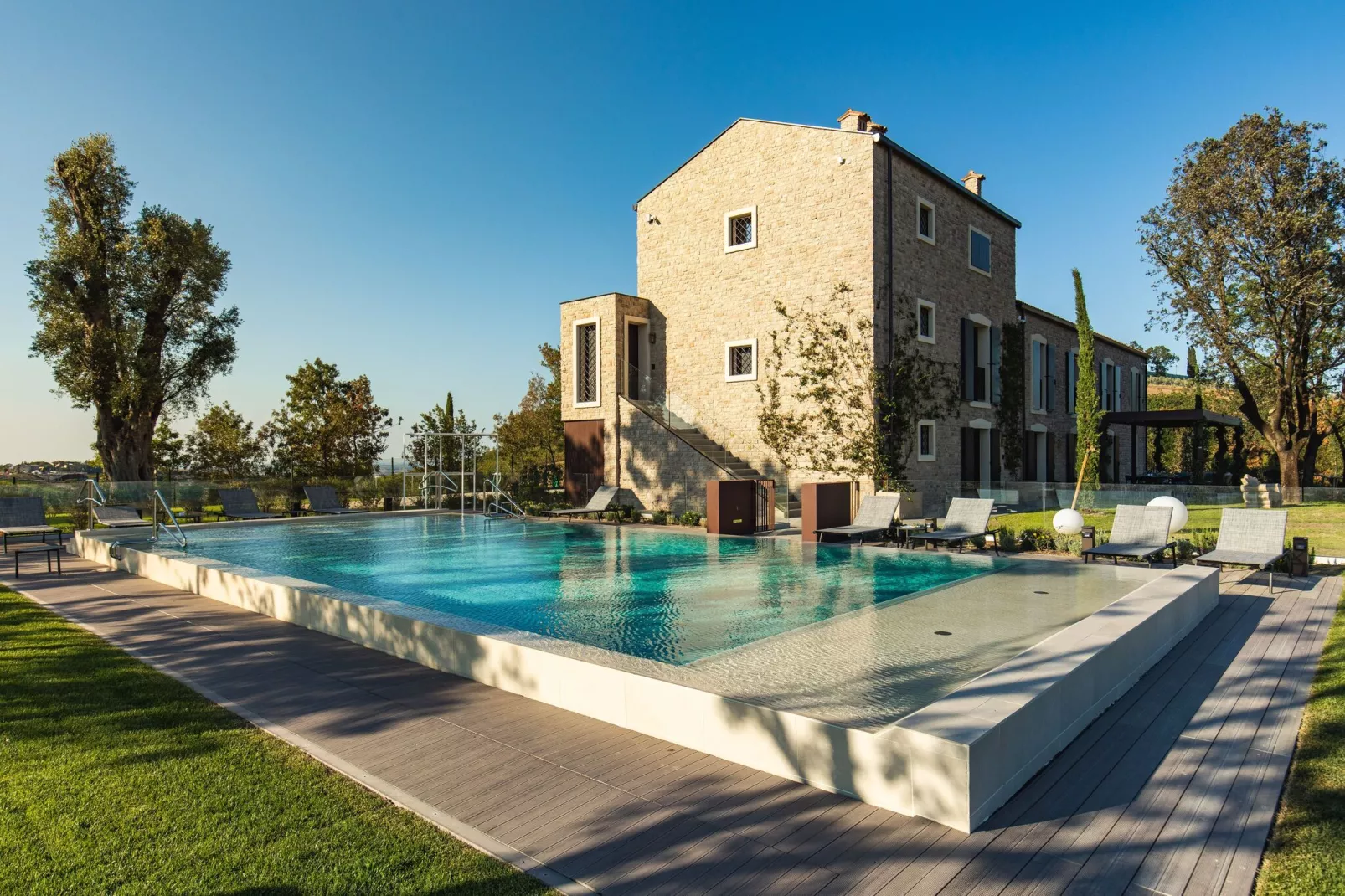 Tamburina-Exterior summer