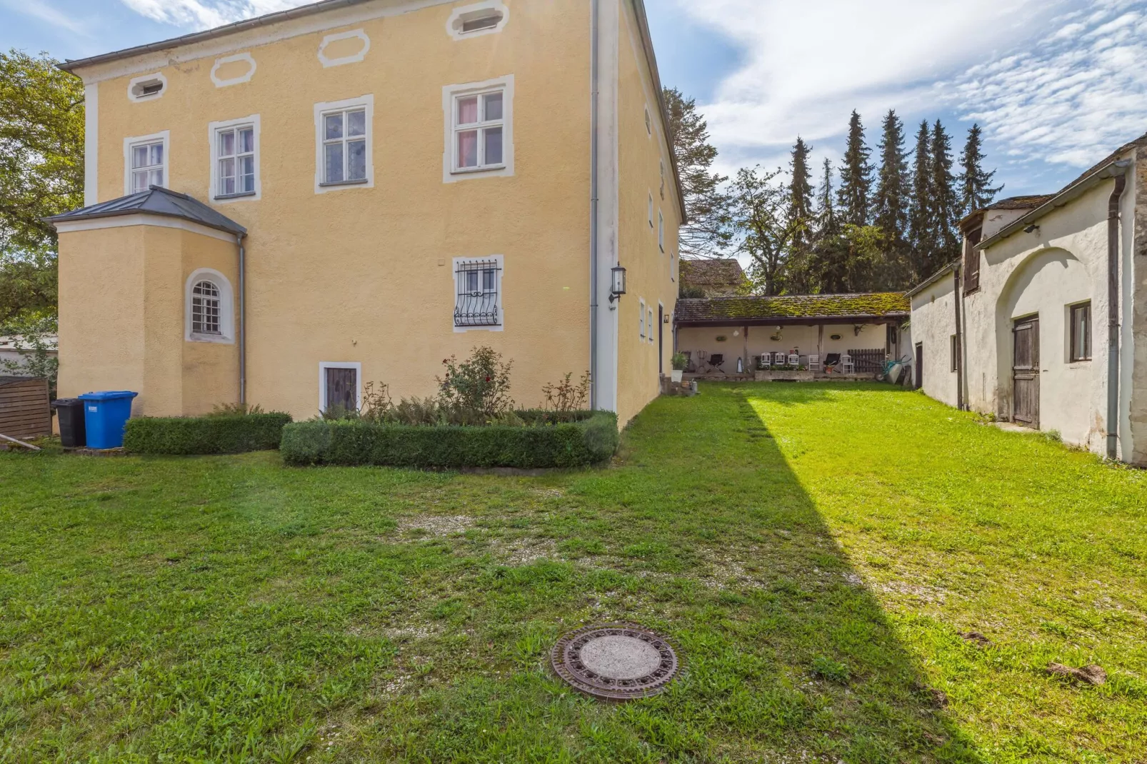 Alter Pfarrhof-Exterior summer