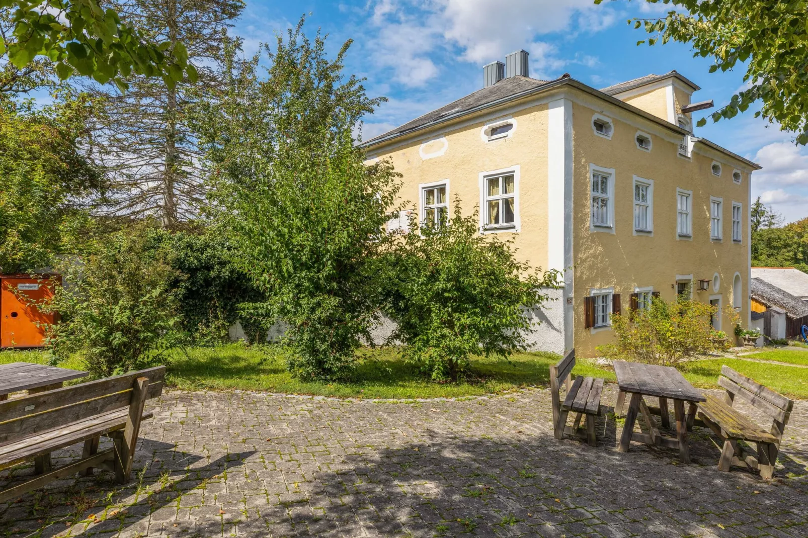 Alter Pfarrhof-Exterior summer