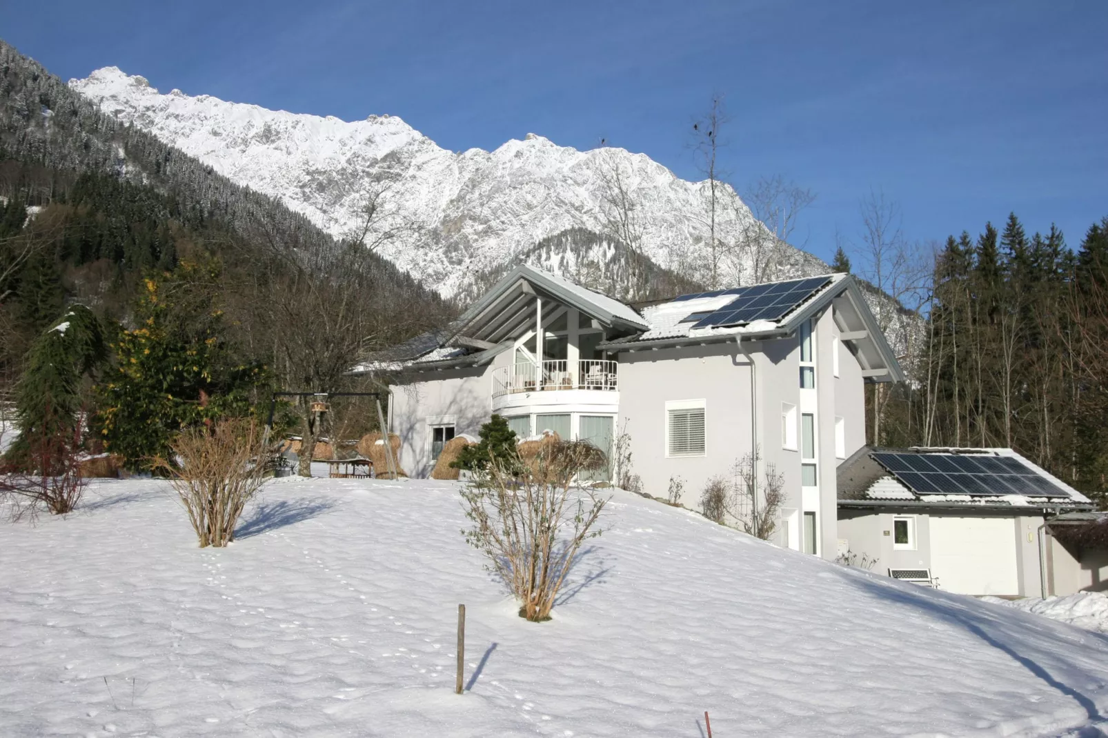 Bianca-Exterior in winter