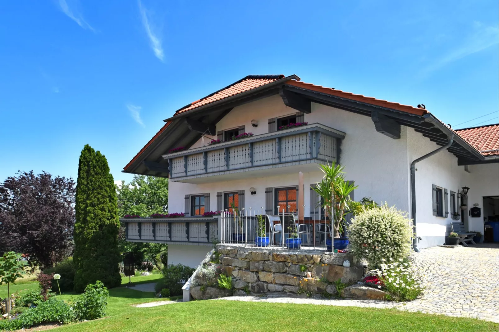 Holecek-Exterior summer