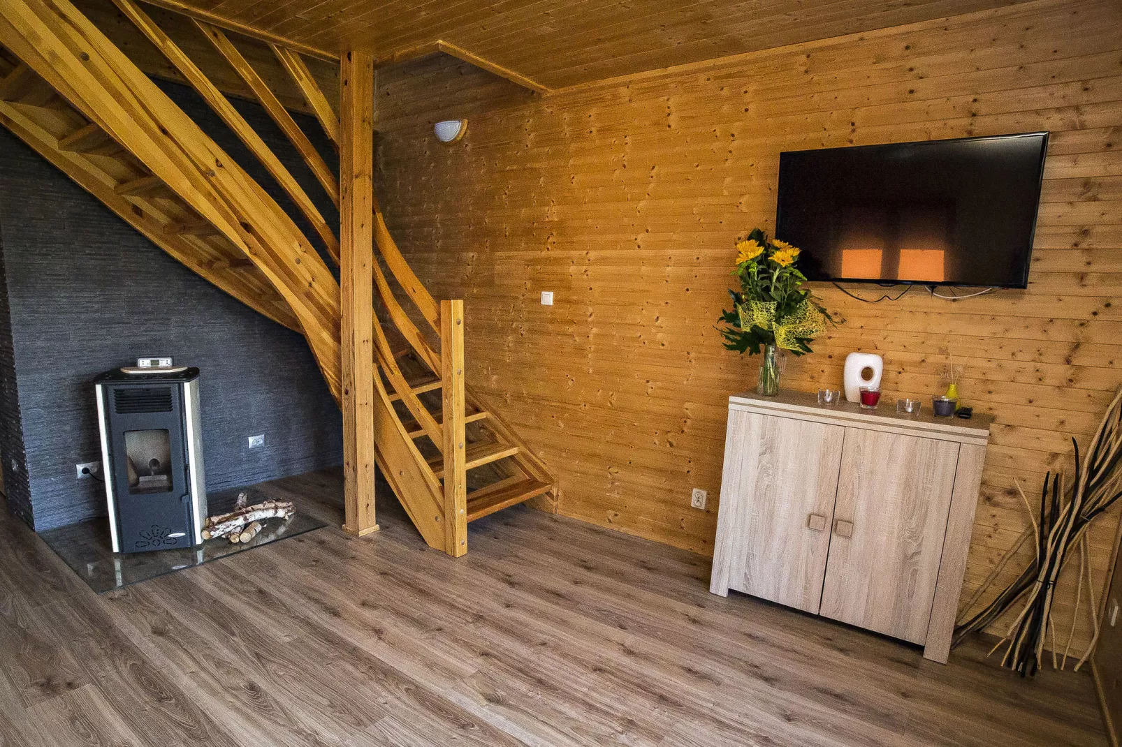 House overlooking the lake-Living room