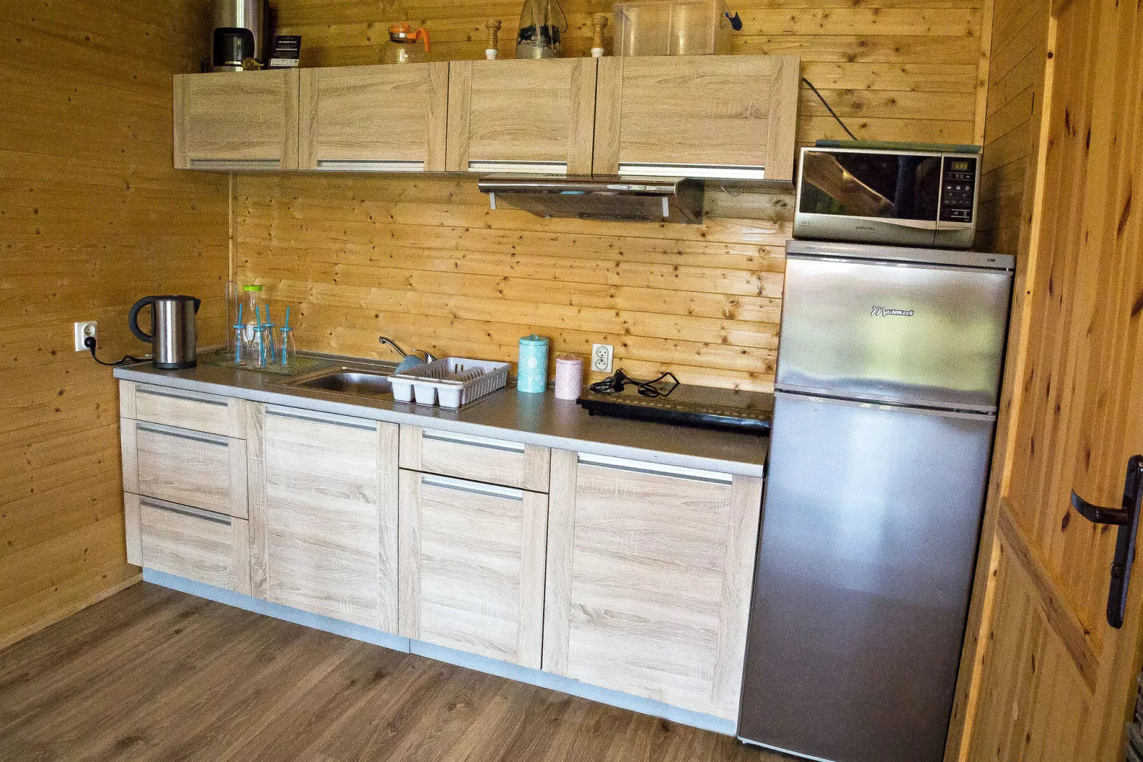 House overlooking the lake-Kitchen