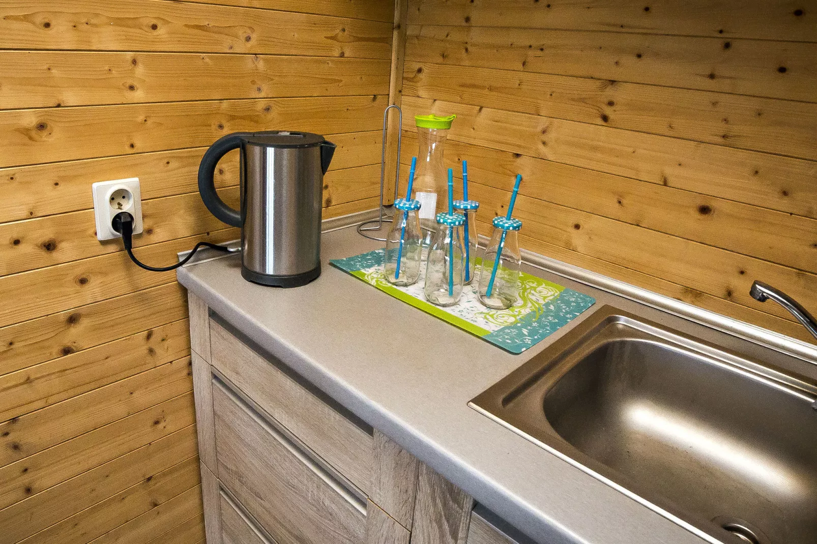 House overlooking the lake-Kitchen