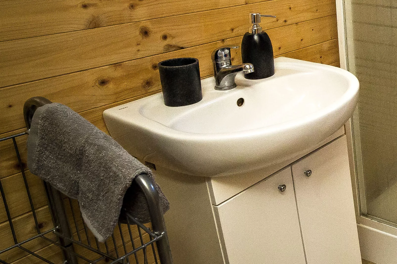 House overlooking the lake-Bathroom
