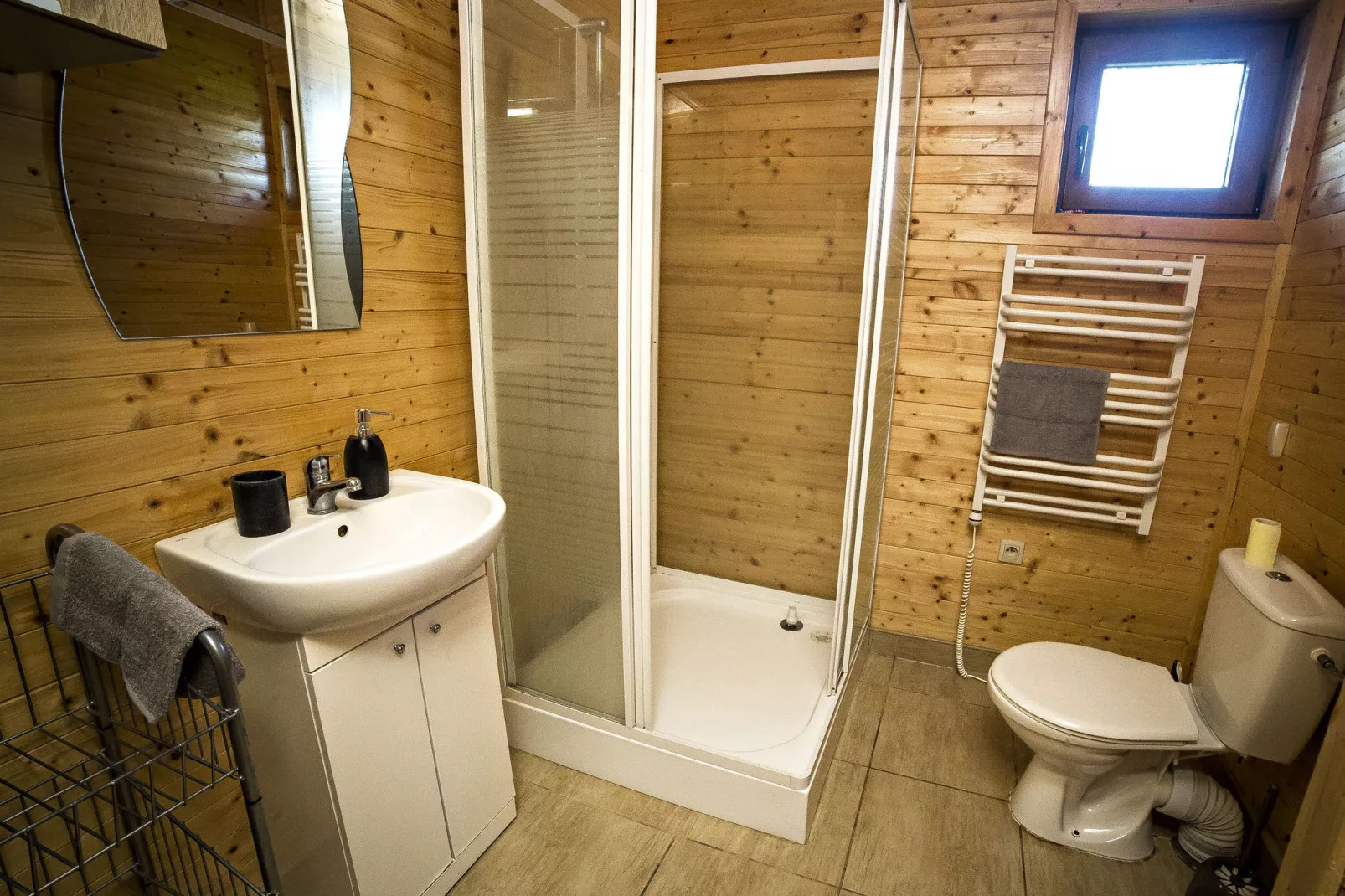 House overlooking the lake-Bathroom