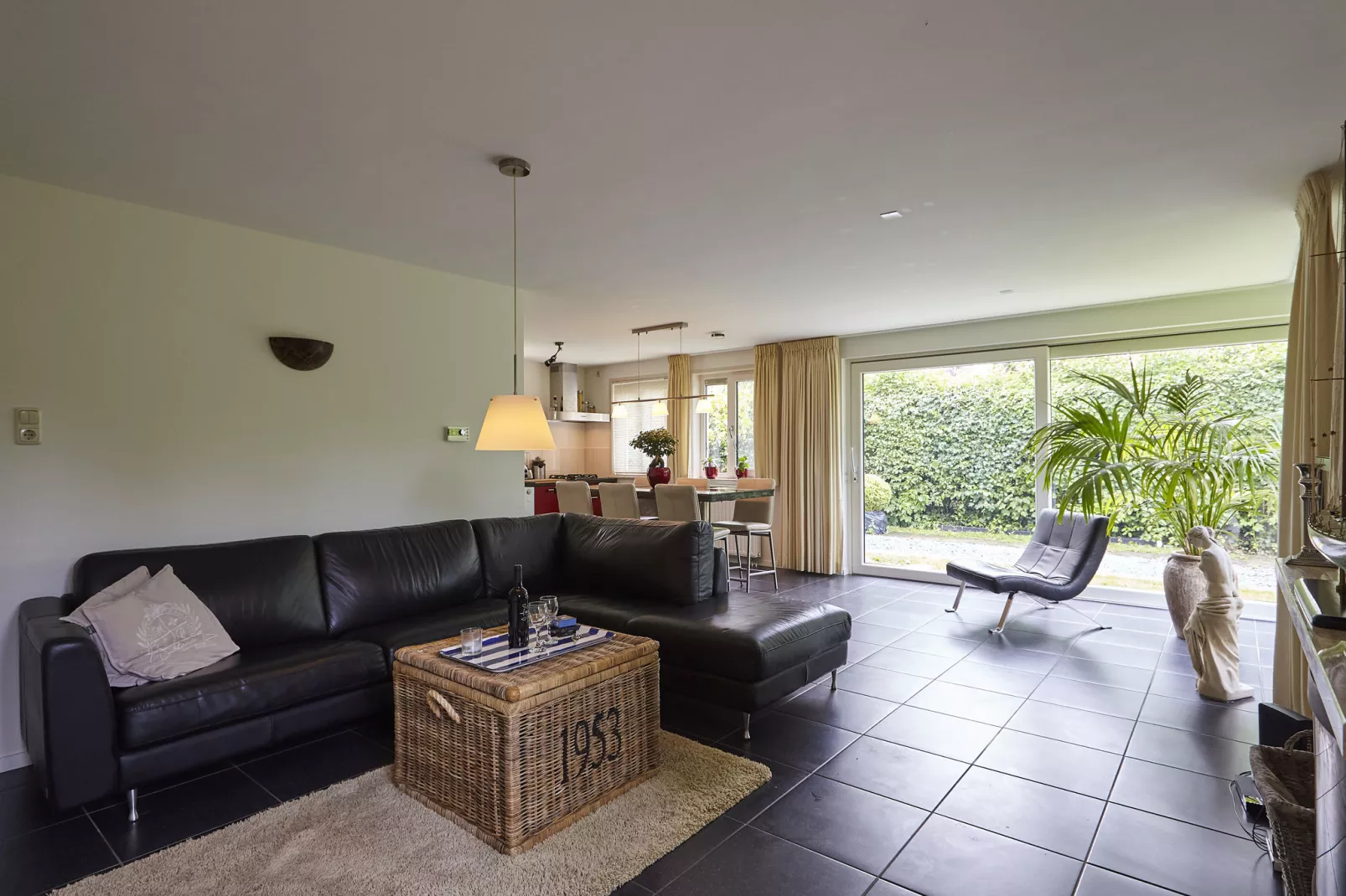 Lounge & Relax-Living room